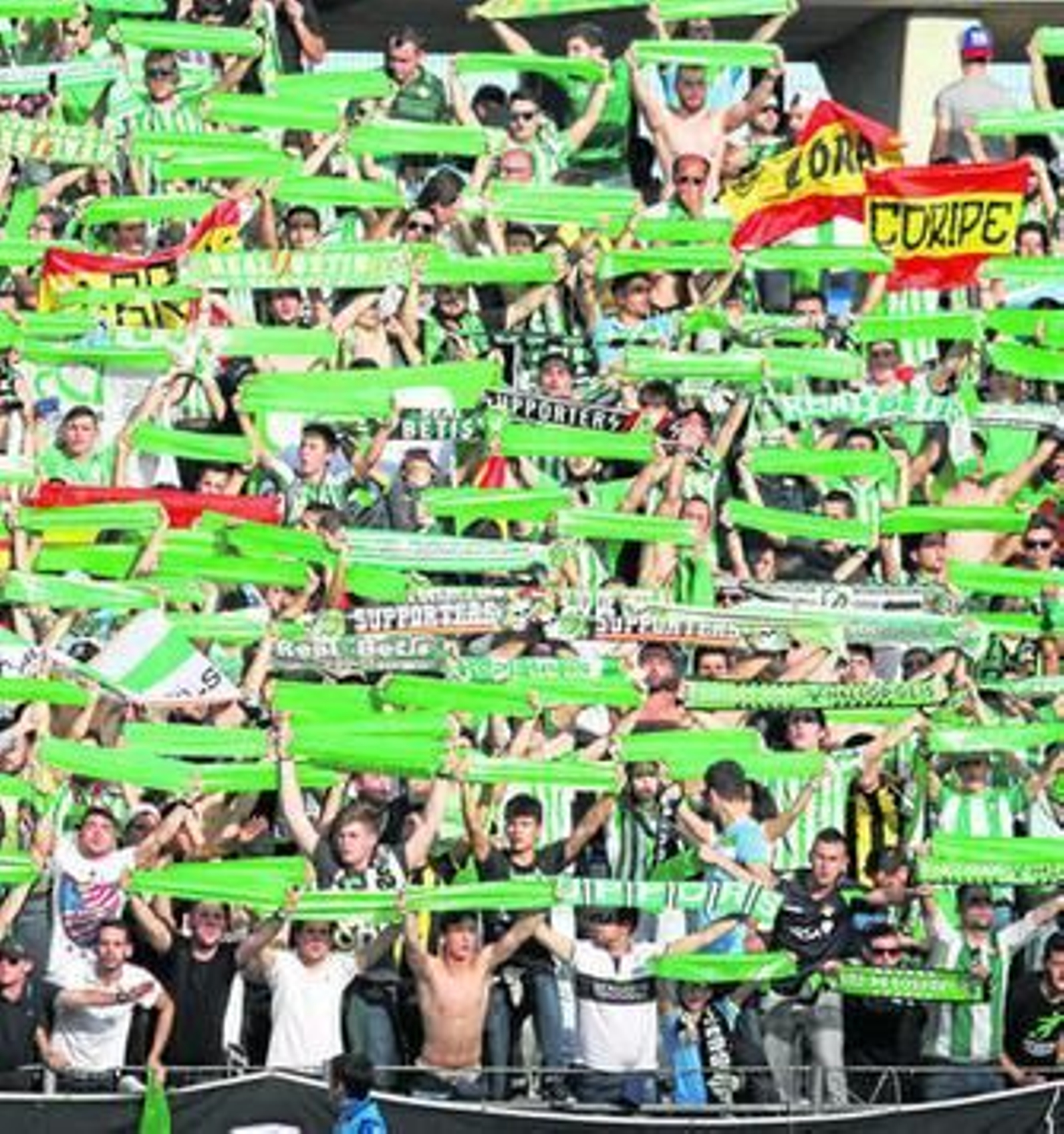 Una parte del graderío del Nuevo Colombino repleto de aficionados del Betis.