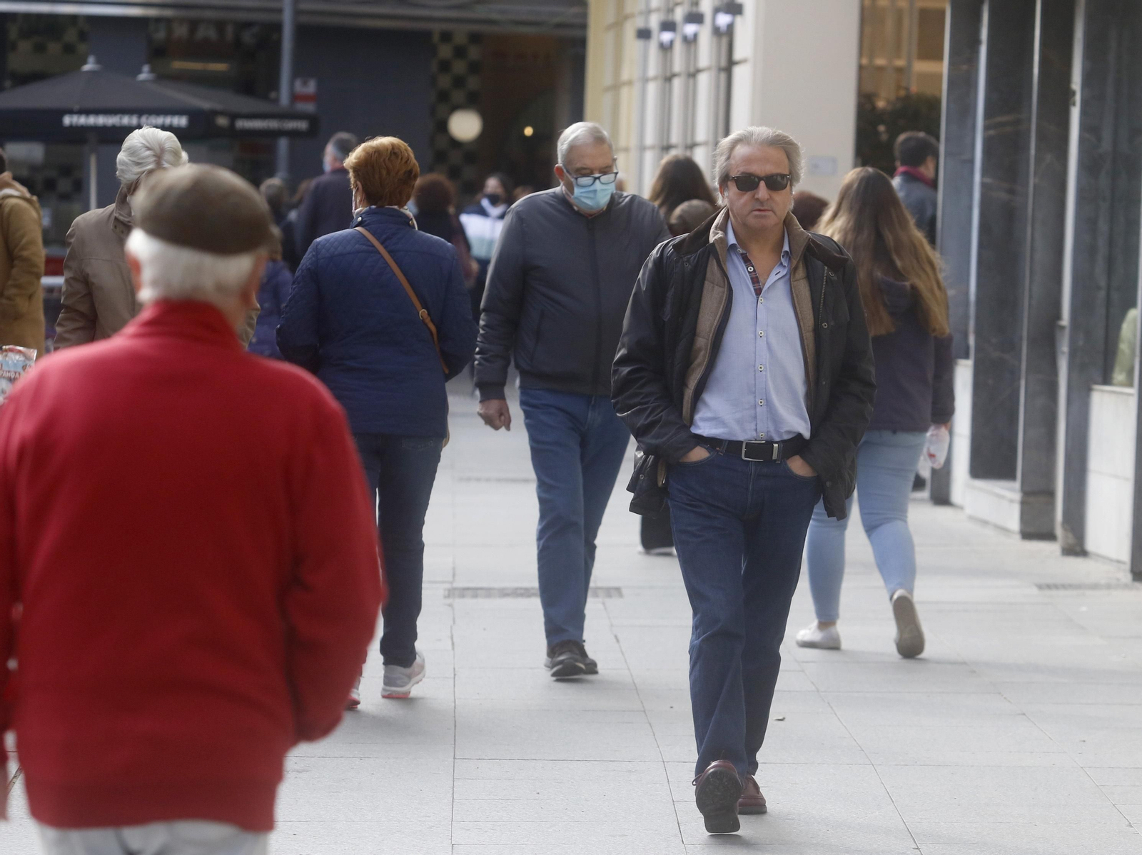Varias personas caminan por el centro de la capital cordobesa.