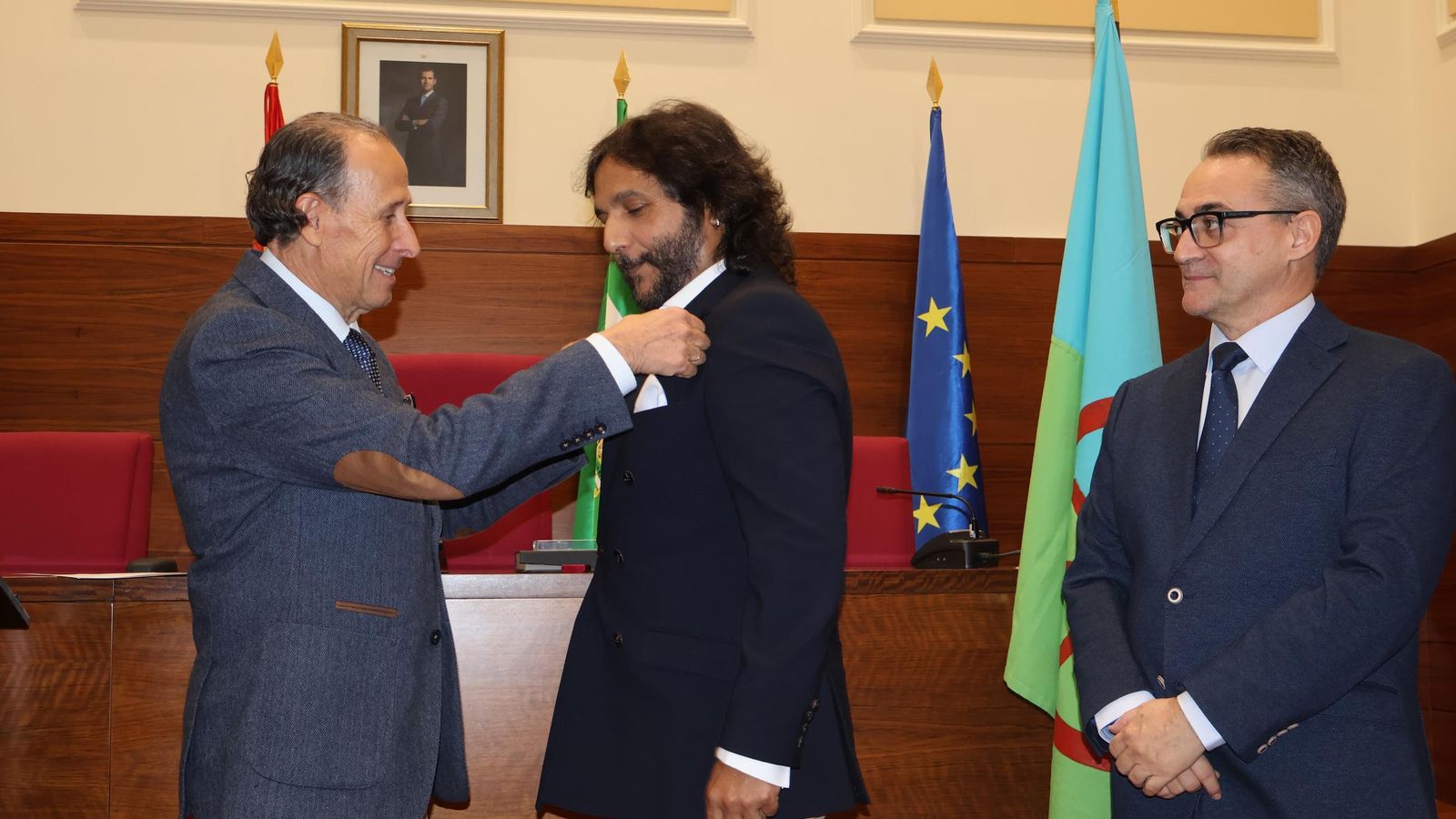 Momento del reconocimiento al cantaor Antonio Reyes de manos del alcalde.