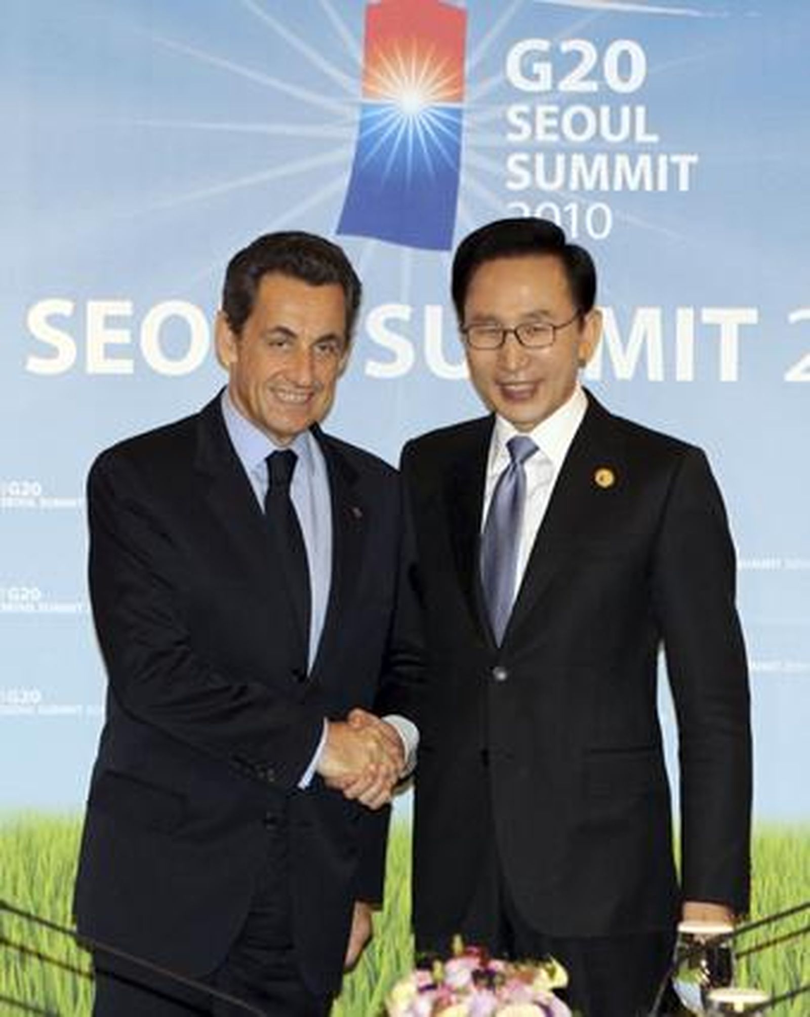 El presidente francés, Nicolas Sarkozy (i), estrecha la mano de su homólogo surcoreano, Lee Myung-bak, antes de su reunión en el Hotel Grand Intercontinental, celebrada en el marco de la cumbre del G20, en Seúl (Corea del Sur).

Foto: Agencias