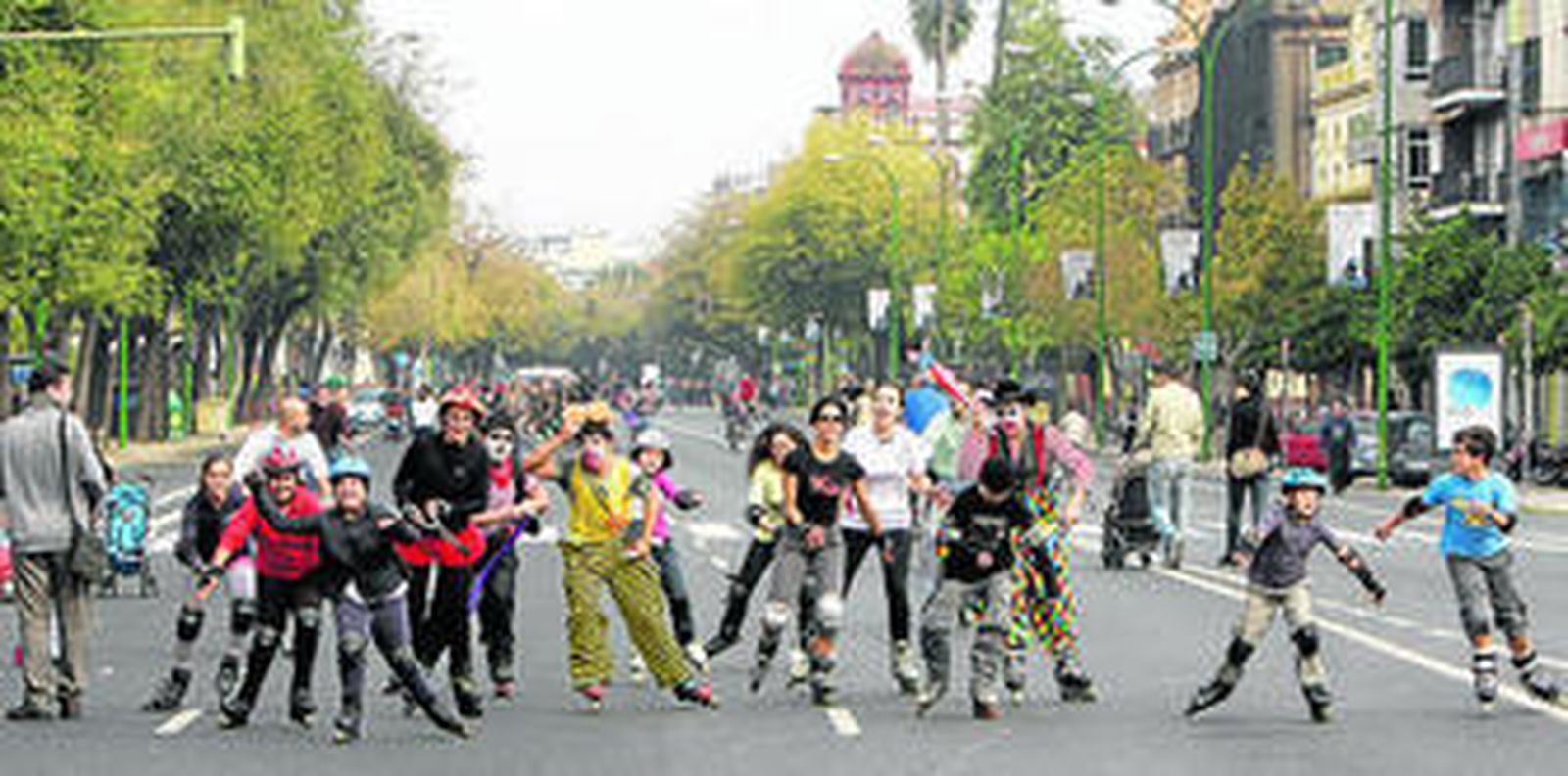 Patinadores en Menéndez Pelayo en una actividad organizada para ciclistas.