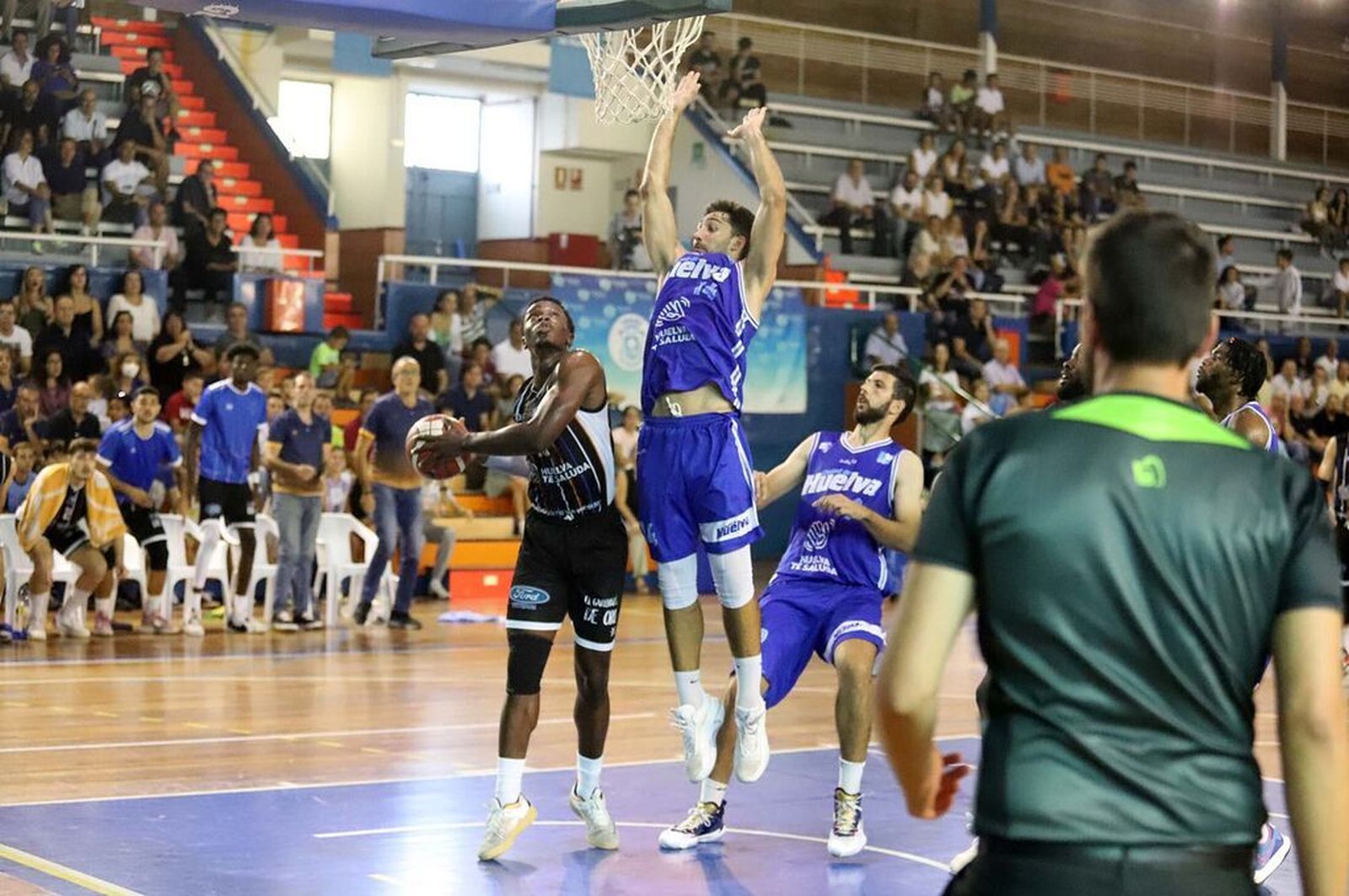 Ristori (saltando ante Fadika en el derbi de pretemporada) fue el mejor del partido.