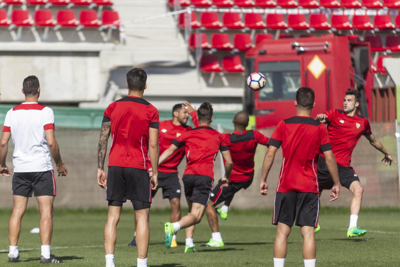 Mariano e Iborra intentan golpear un balón a media altura en uno de los rondos del calentamiento en la sesión de ayer.
