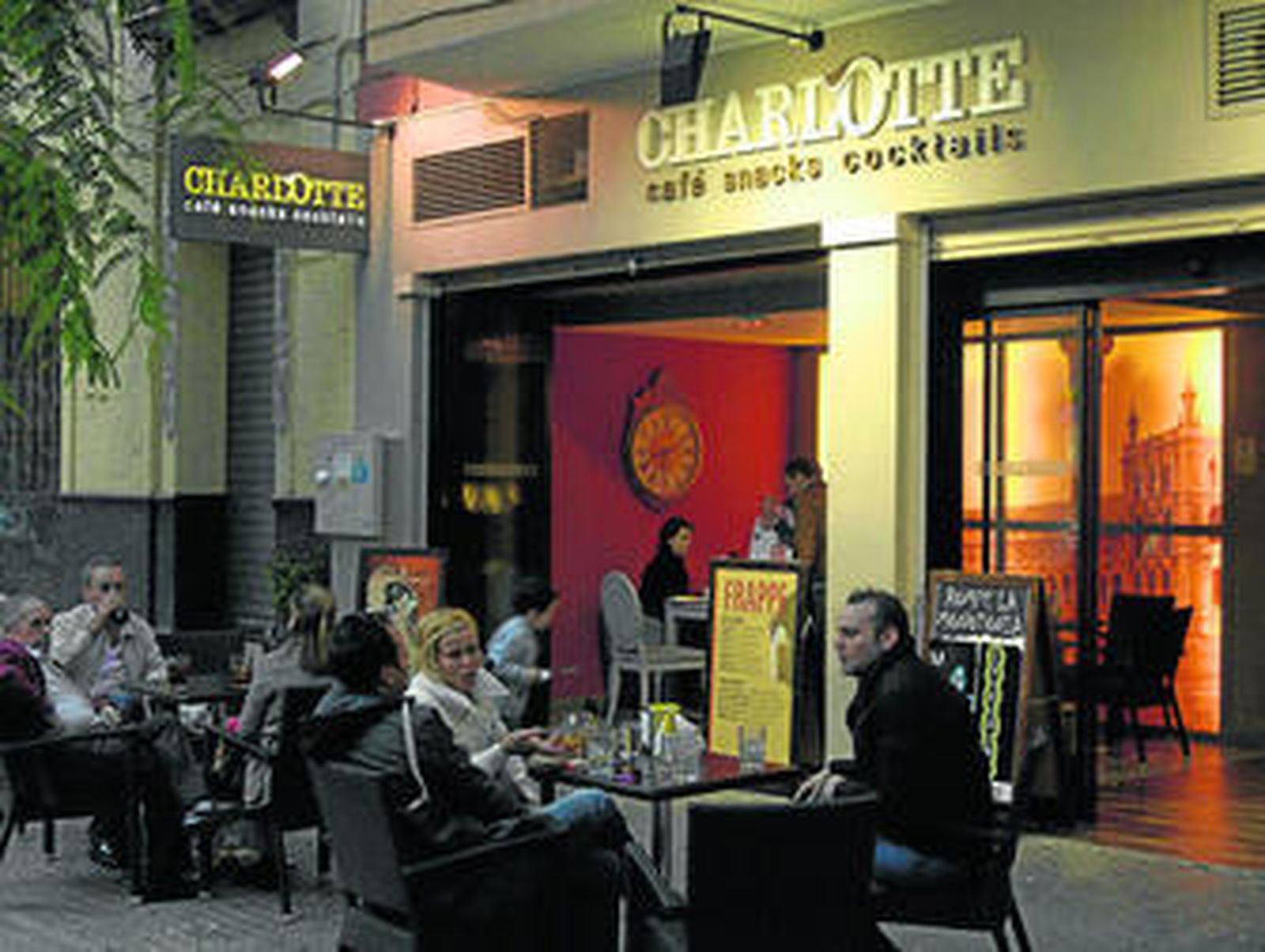 La terraza del establecimiento de San Jacinto, donde se sirven los conocidos cócteles de Charlotte.