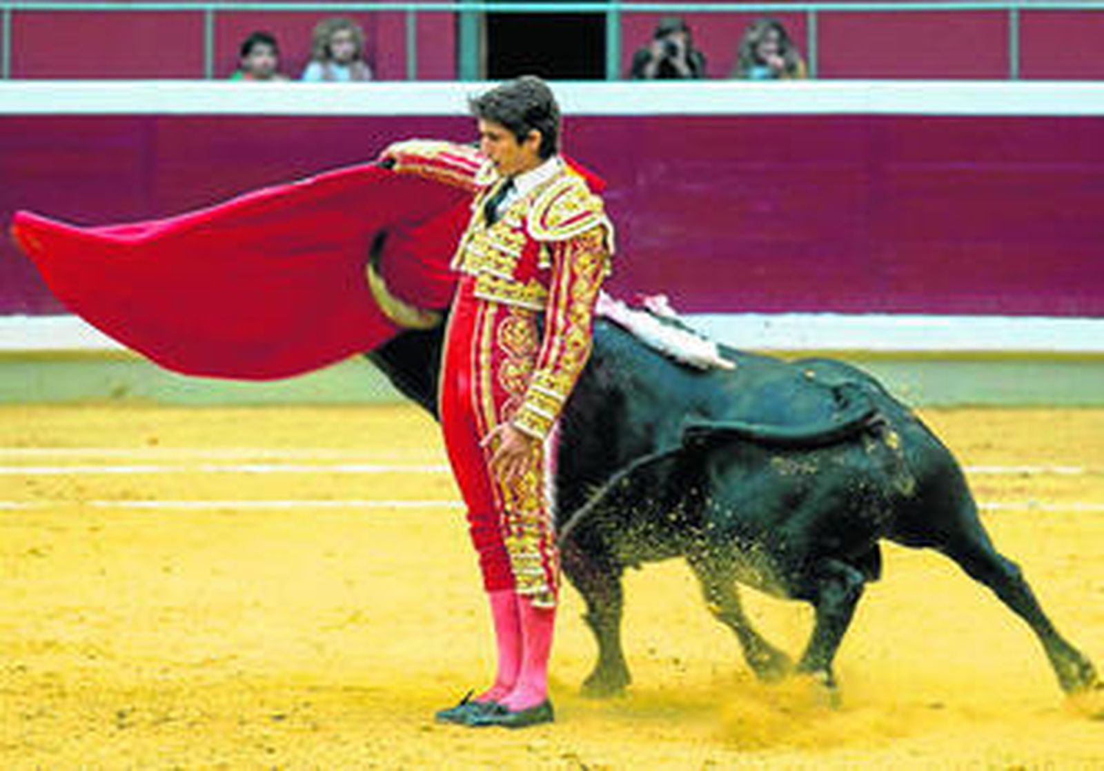 Sebastián Castella, frente al sexto de la tarde de ayer, en el cierre de la feria de Logroño.
