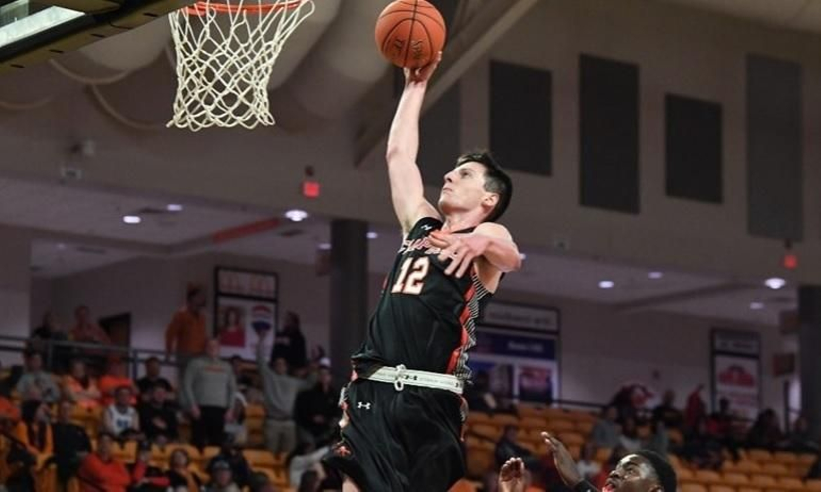 Jesús Carralero se dispone a hacer un mate.