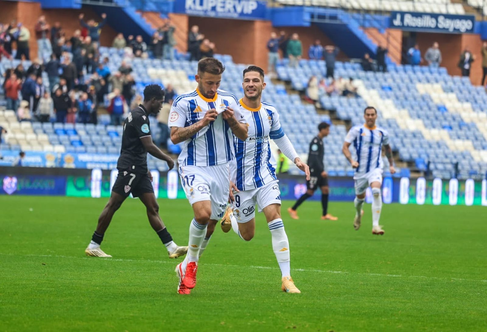 Aitor García se señala el escudo del Recre tras marcar su gol.