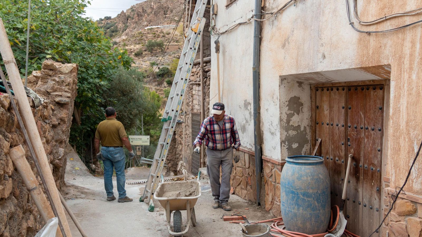 Gonzalo y Francisco arreglando una casa