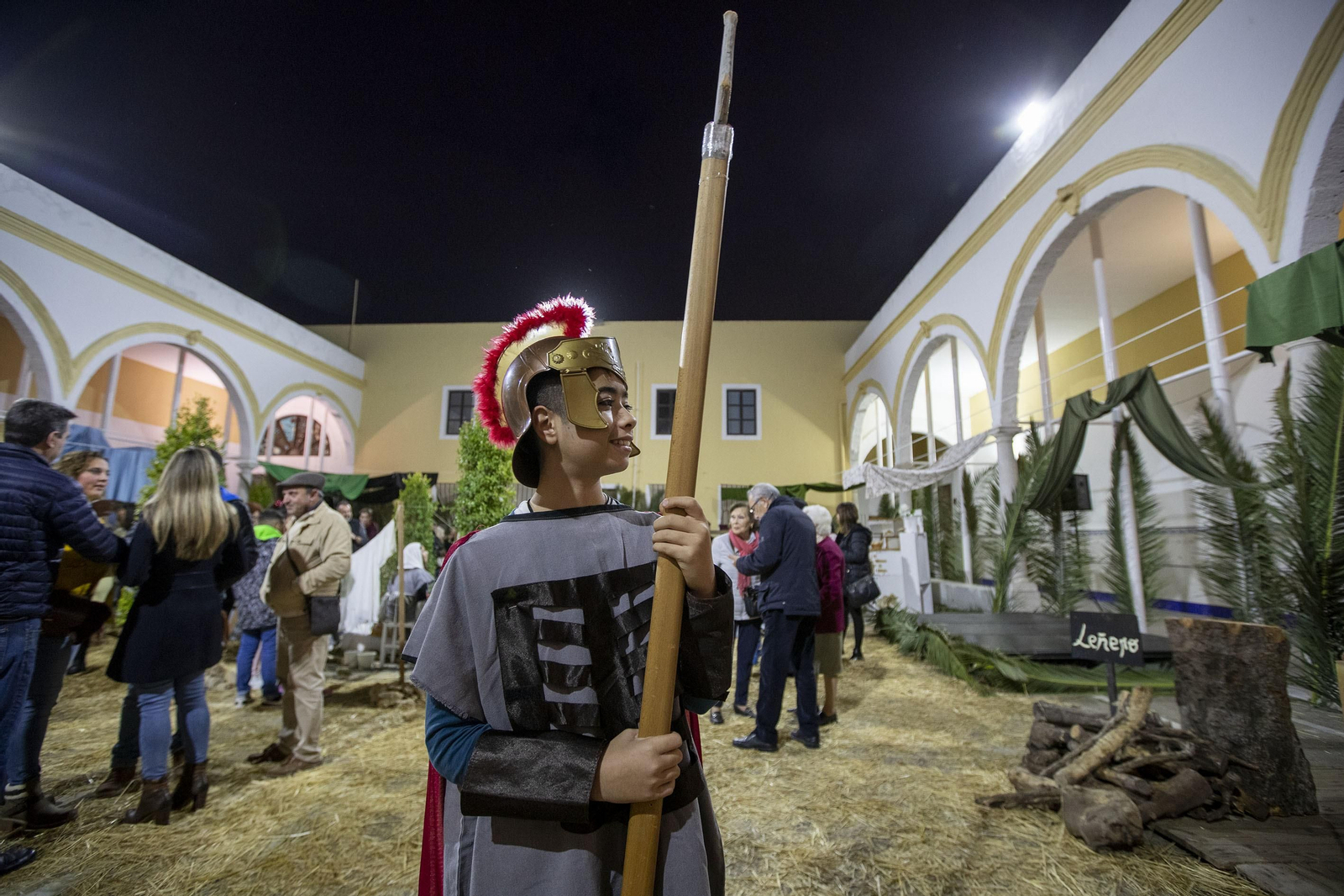 Papá Noel y un belén viviente ambientan San Fernando