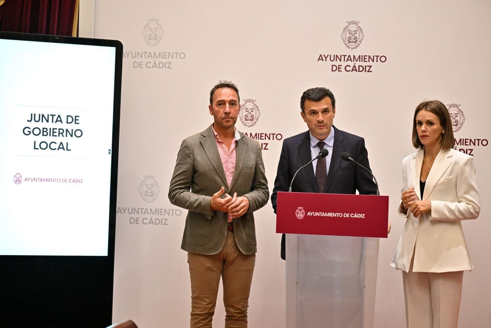 El alcalde de Cádiz, Bruno García, flanqueado por José Manuel Cossi y Beatriz Gandullo, tras la Junta de Gobierno Local. El alcalde de Cádiz, Bruno García, flanqueado por José Manuel Cossi y Beatriz Gandullo, tras la Junta de Gobierno Local.