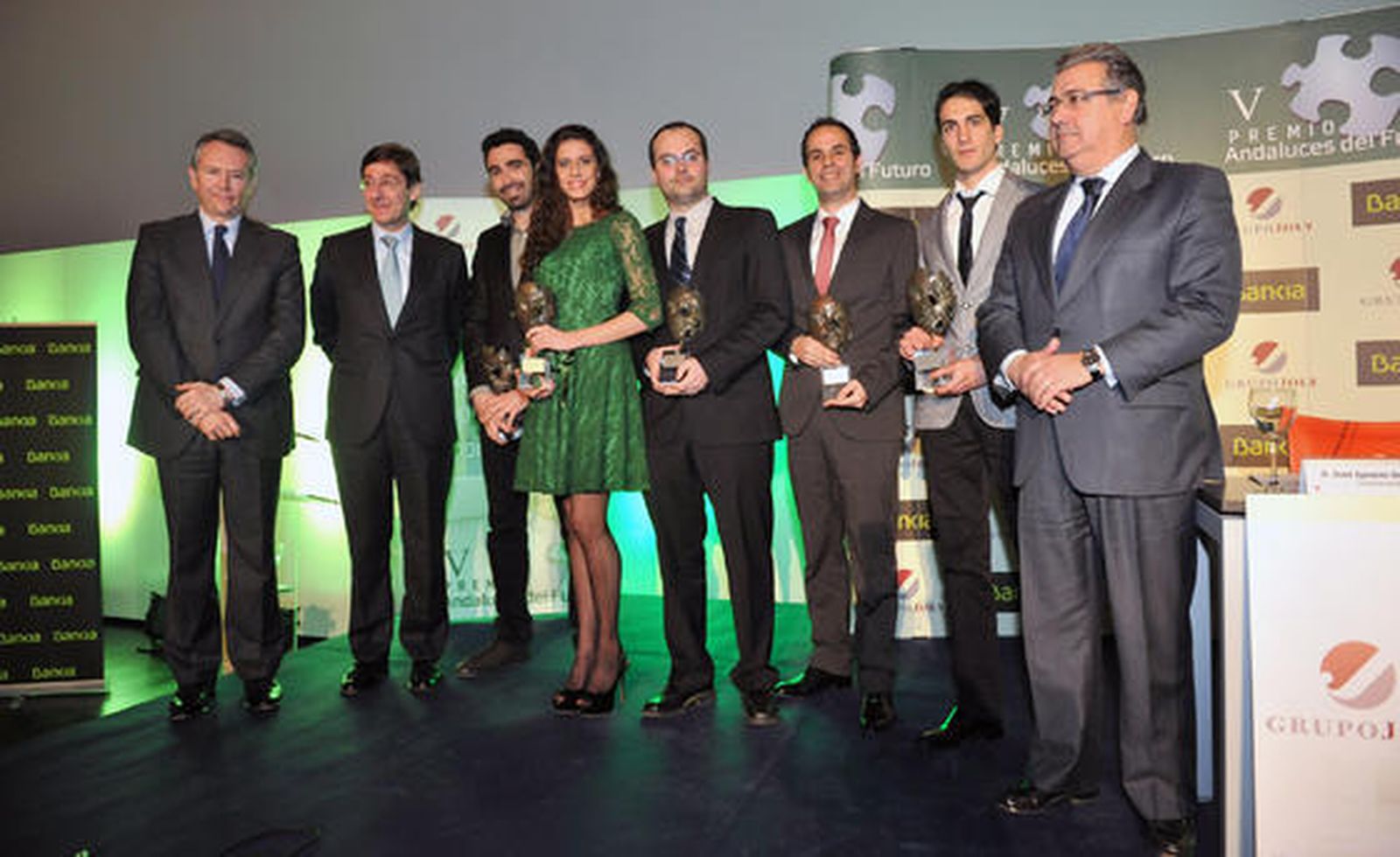 José Joly, presidente-editor del Grupo Joly; José Ignacio Goirigolzarri, presidente de Bankia; los premiados Jorge Laplace, Lourdes Mohedano, Pedro Medina, Alfredo Pérez Guerrero y Juan Manuel García Fuentes, junto al alcalde de Sevilla, Juan Ignacio Zoido.  Foto: Juan Carlos Vazquez/Manuel Gomez