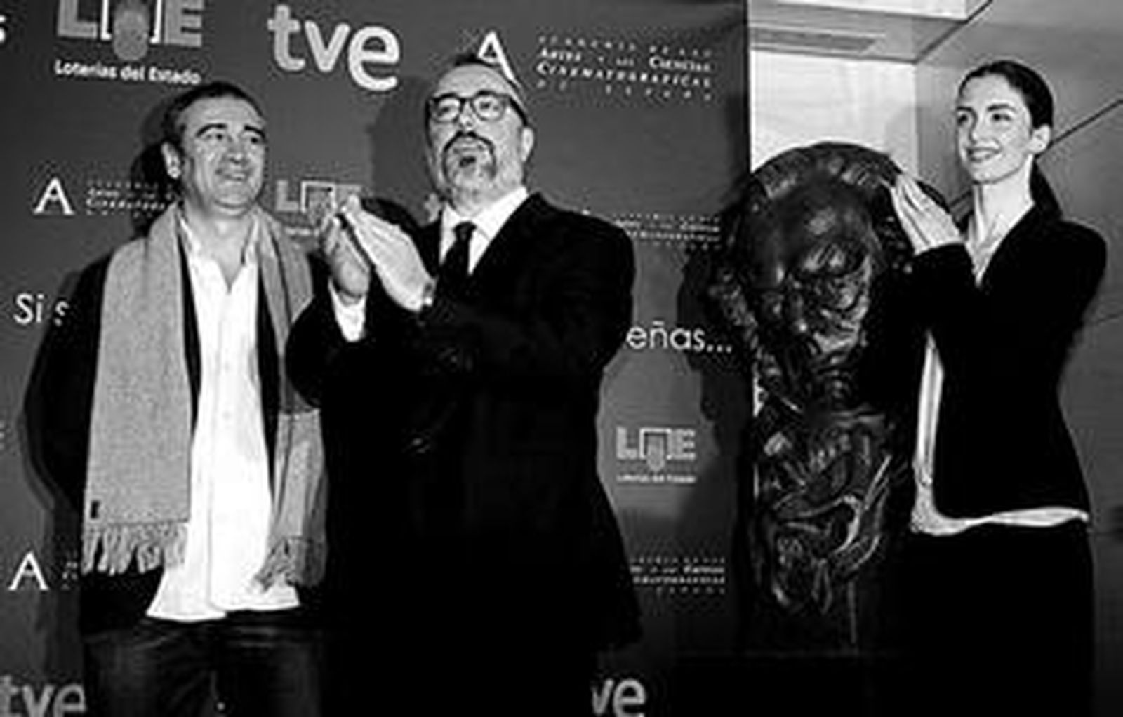 Álex de la Iglesia, en el centro, con Paz Vega y Javier Fesser, ayer, durante el acto de las candidaturas.