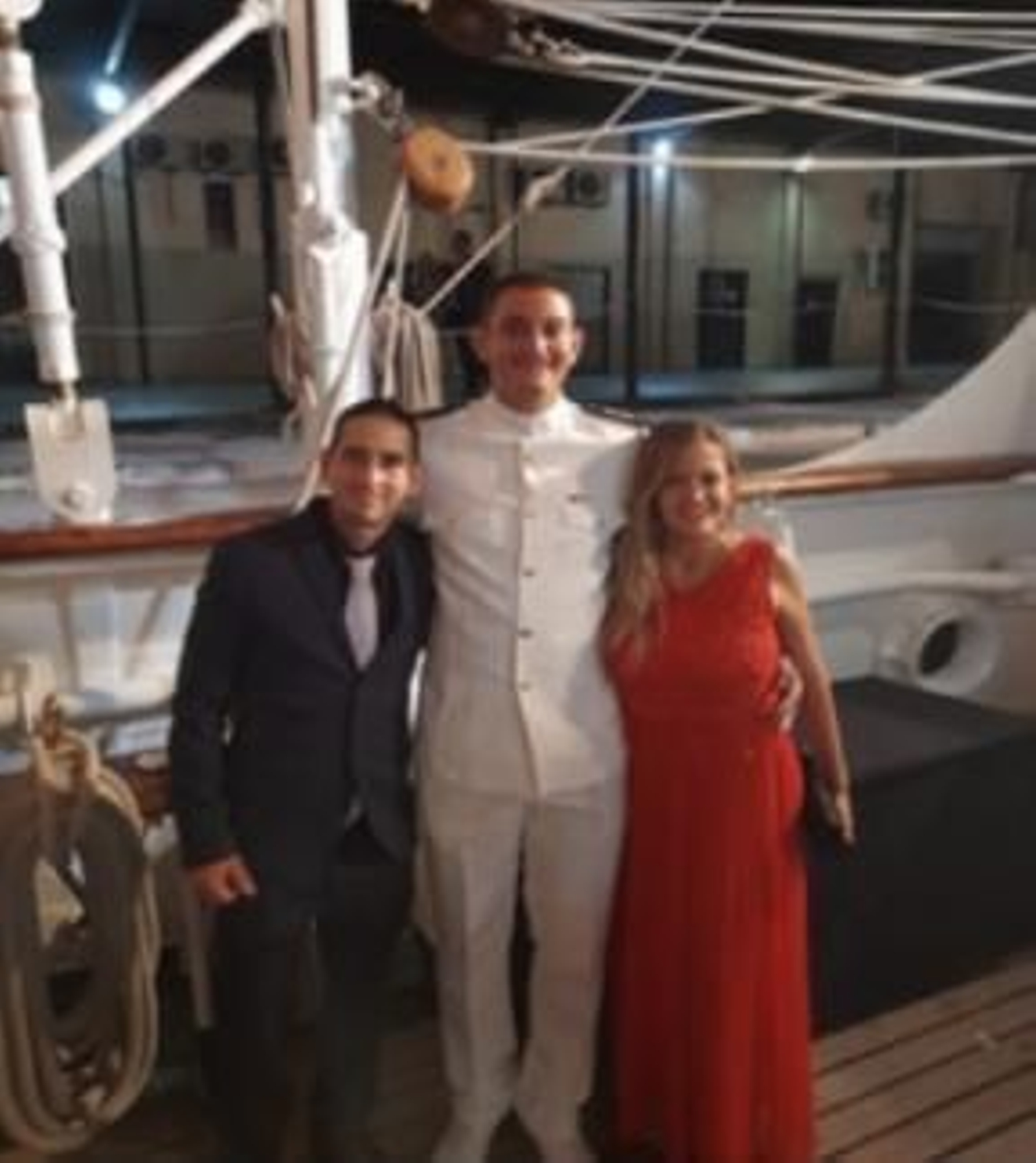 El guardiamarina Varela con argentinos que conoció en la parada en Buenos Aires.