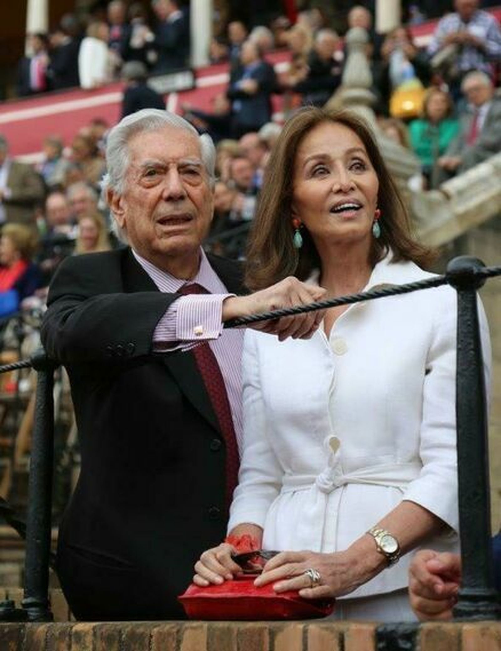 Mario Vargas Llosa e Isabel Preysler en la Maestranza de Sevilla