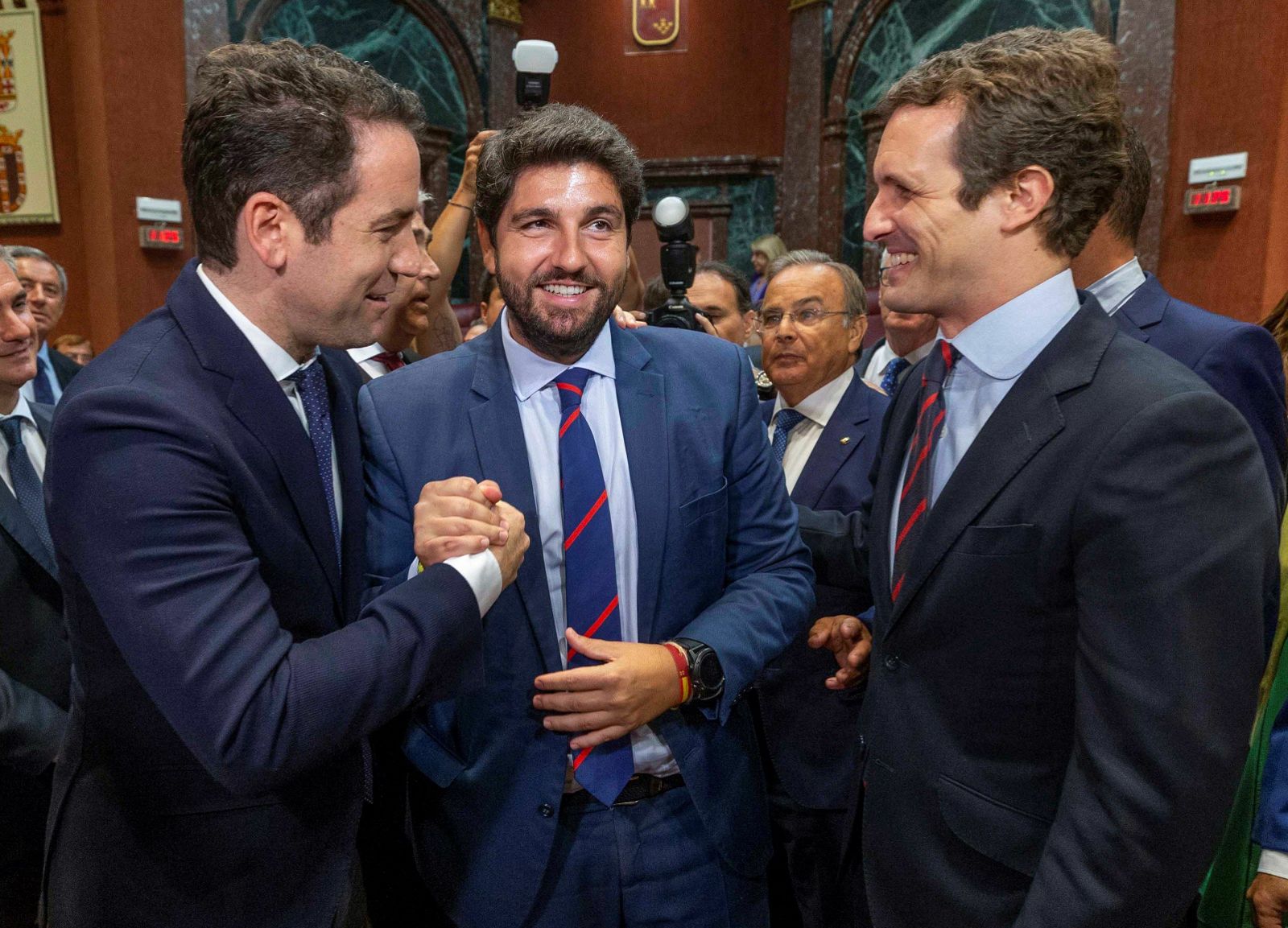 López Miras recibe la enhorabuena de Casado y de García Egea.