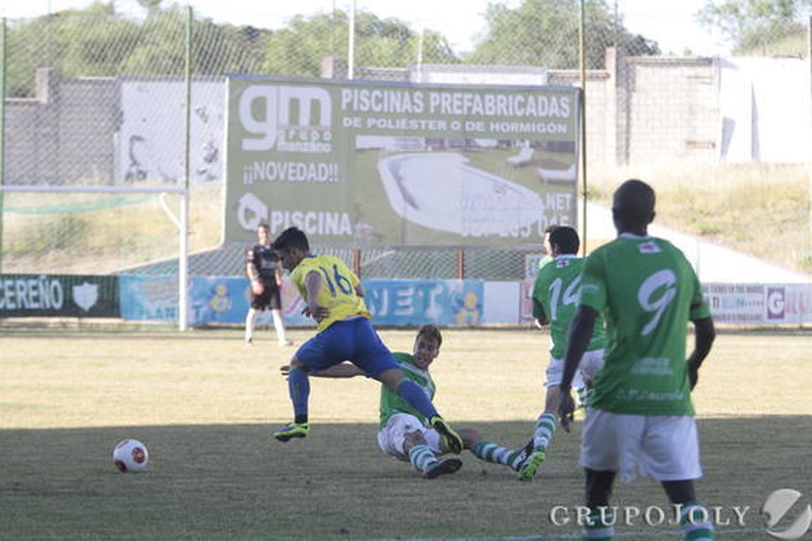Kike Márquez se marcha de un defensor. 

Foto: LOF
