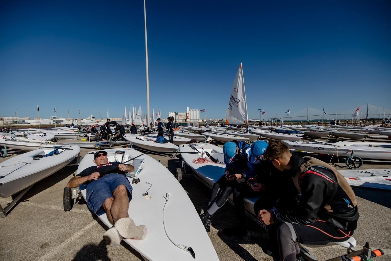 La flota parada tras haber quedado suspendido la jornada de competición.