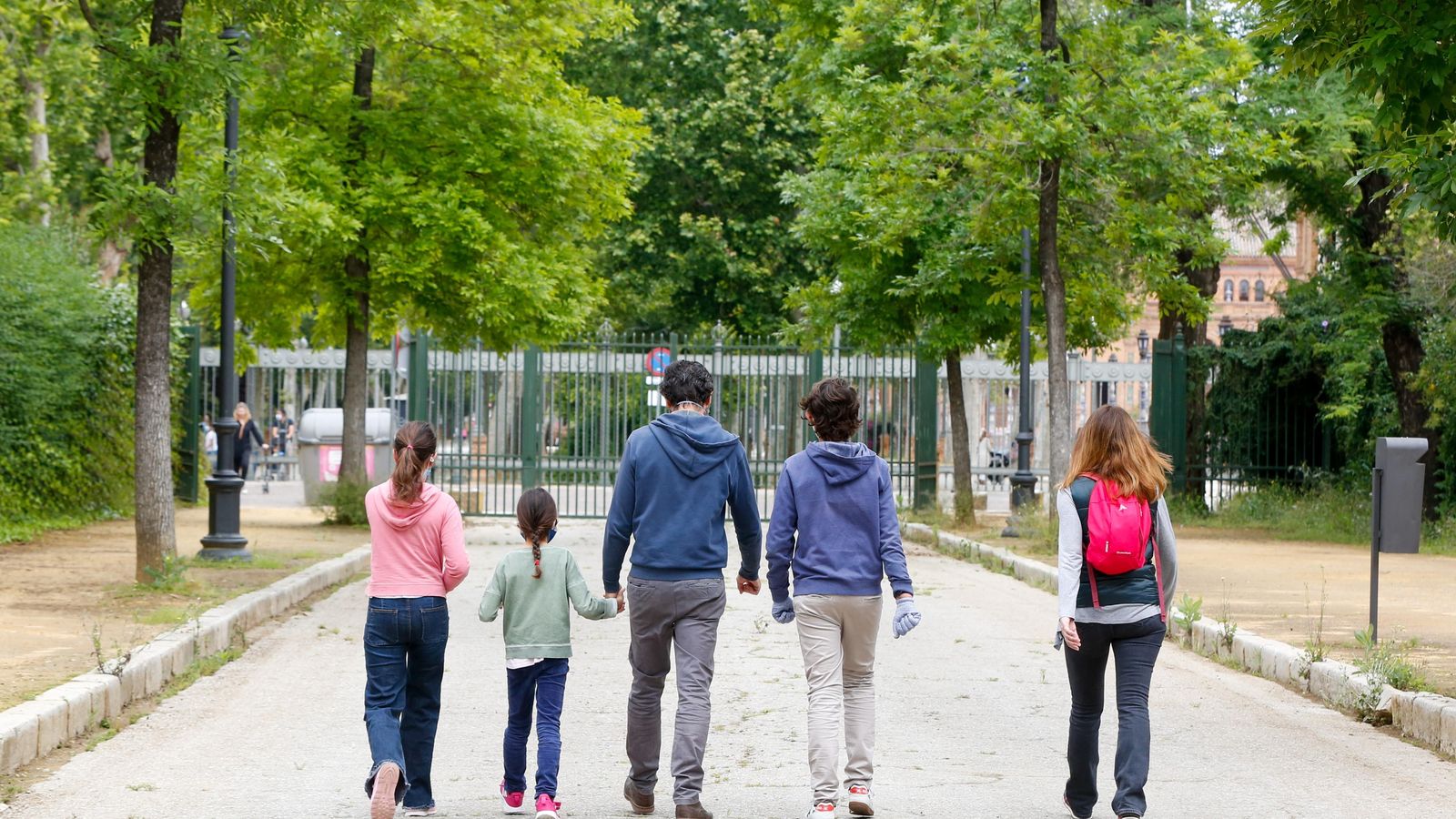 Familia paseando por el Parque de María Luisa.