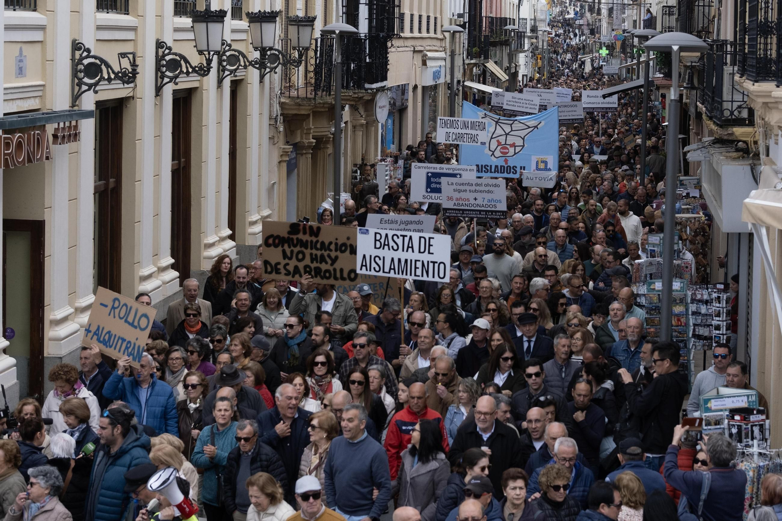 Manifestación por la mejora de las carreteras de la Serranía de Ronda, en fotos