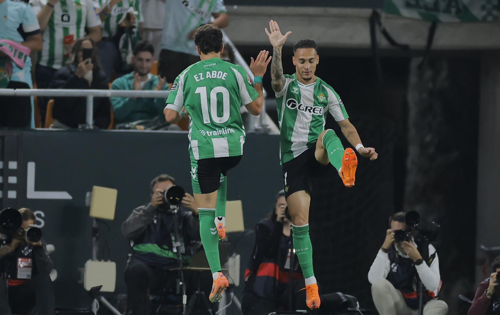 Abde y Antony festejan uno de los goles al Mallorca.