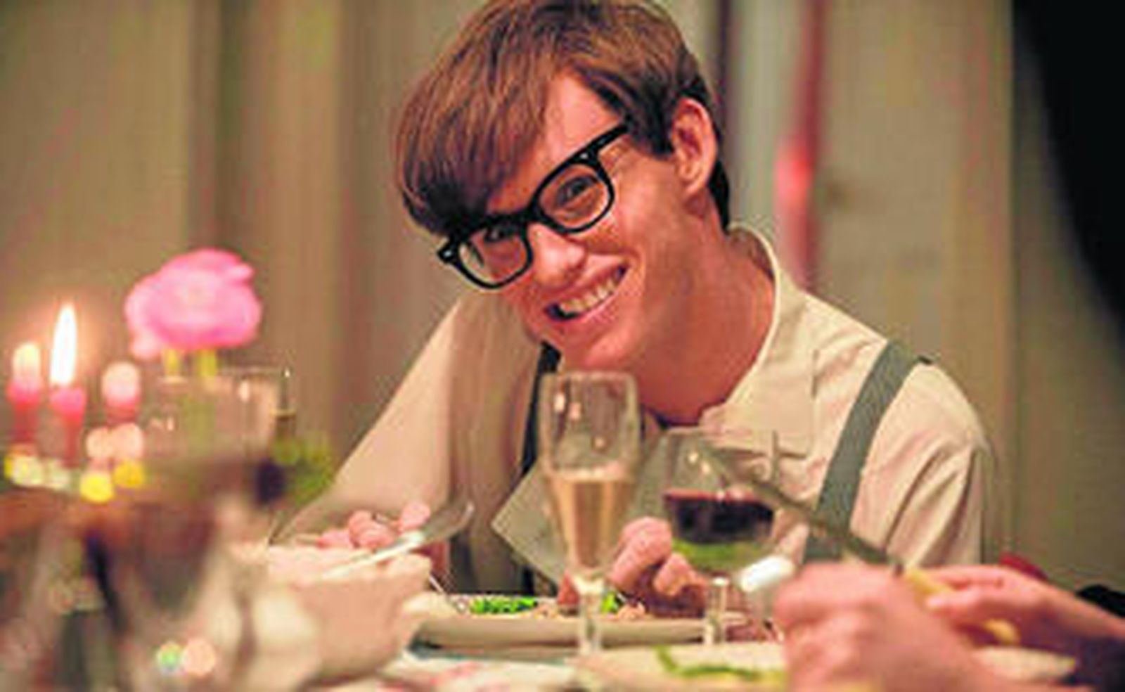 Eddie Redmayne, caracterizado como Stephen Hawking en la película de James Marsh.