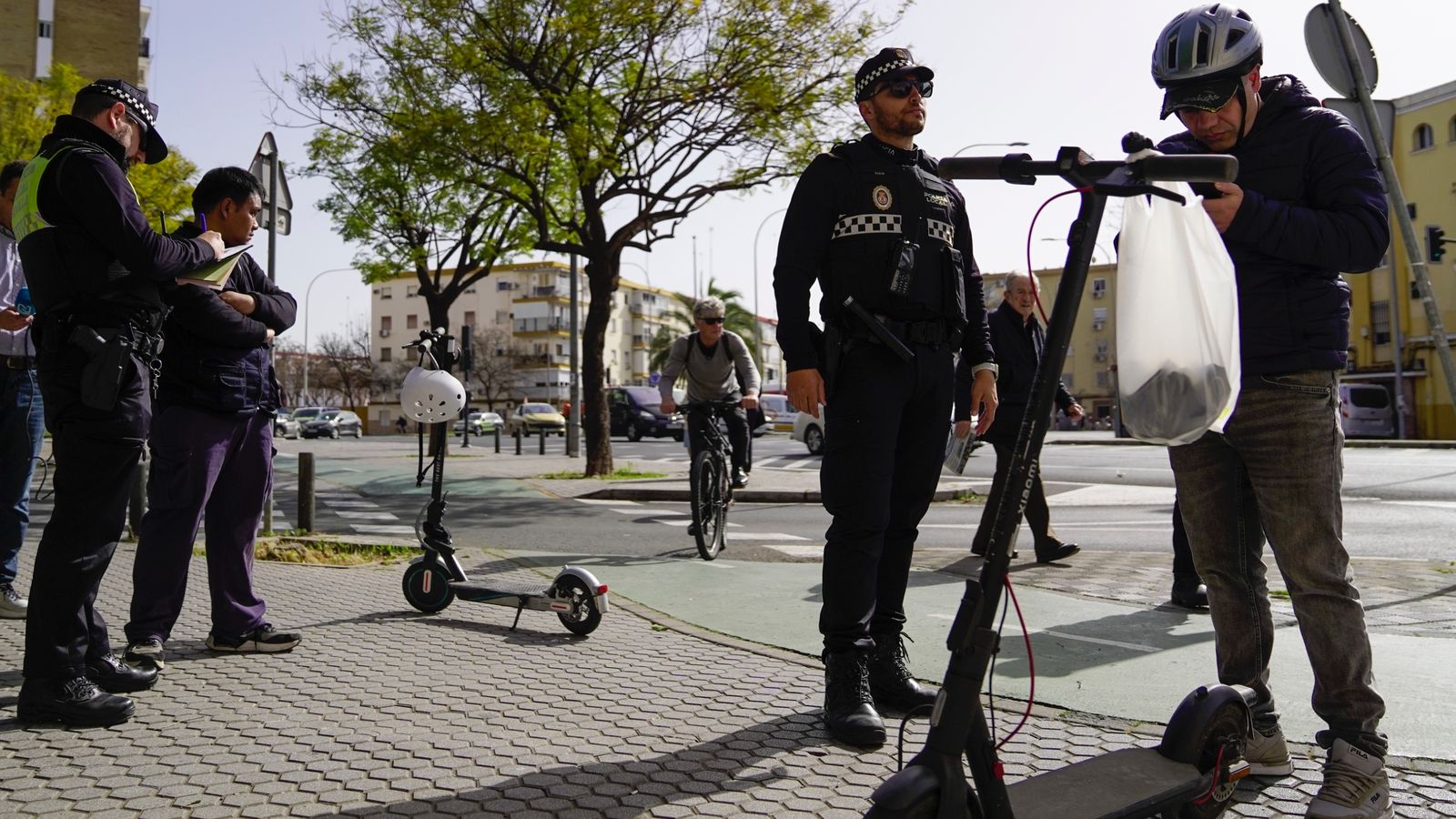 Control de patinetes de la Policía Local de Sevilla, este lunes.