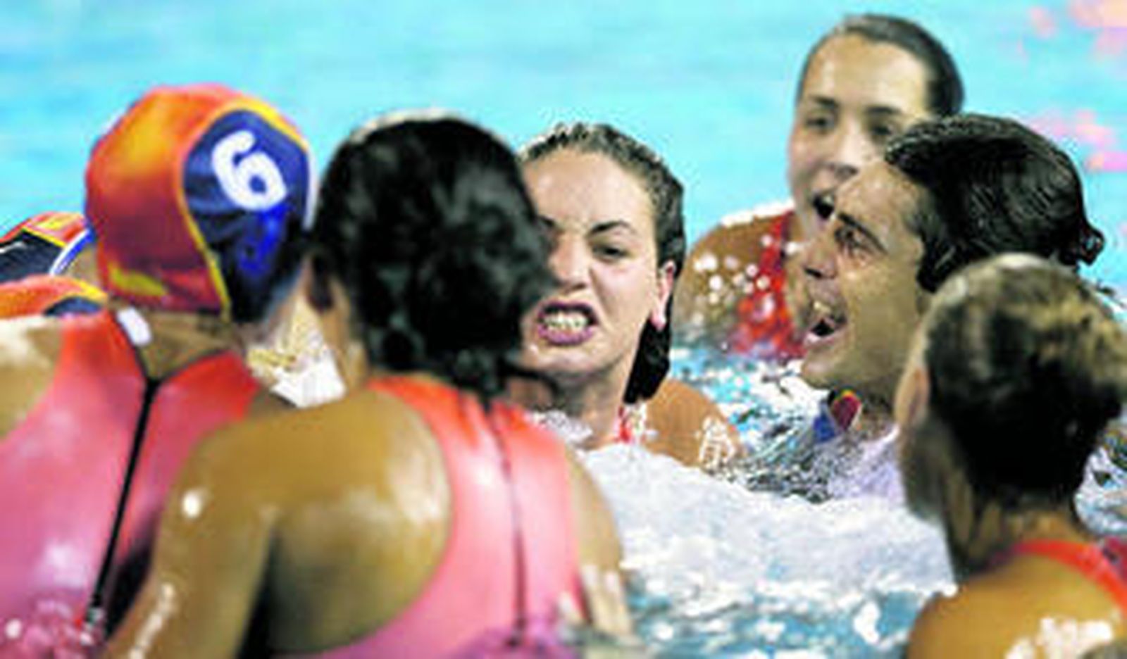 Las españolas, con el seleccionador Miki Oca entre ellas, festejan en la piscina la conquista de la medalla de oro ante Australia.