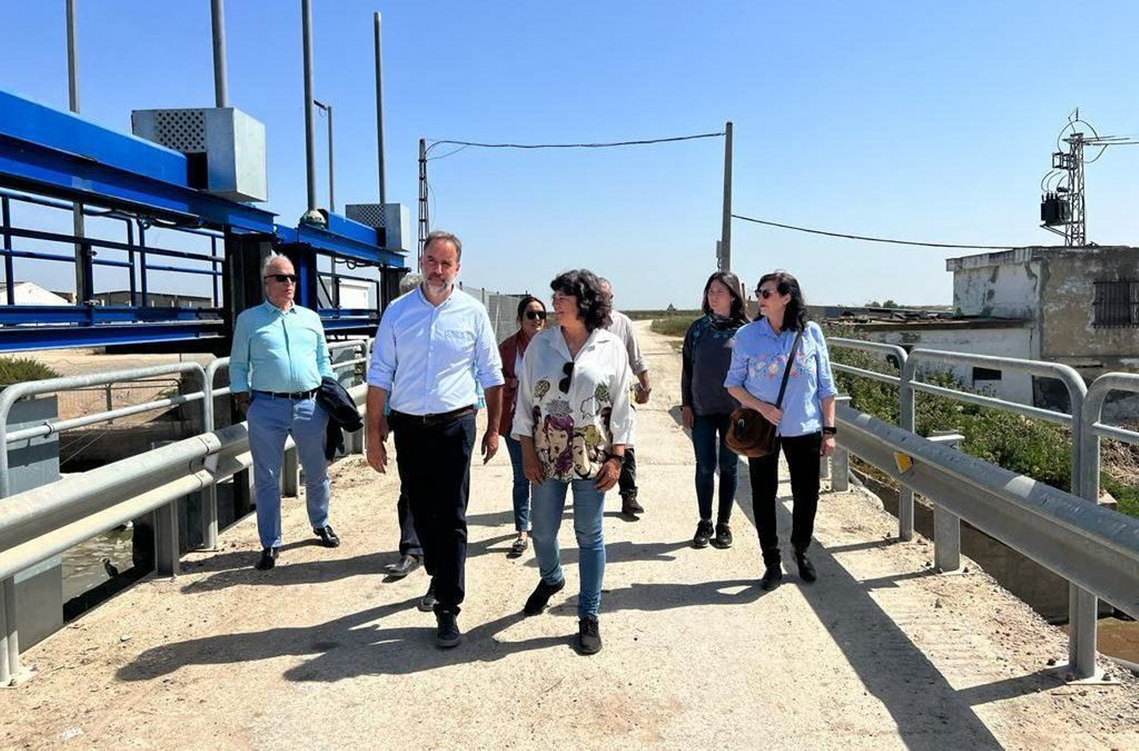 Los candidatos de IU a las alcaldías de Sanlúcar y Trebujena, este lunes en la zona conocida como las compuertas.