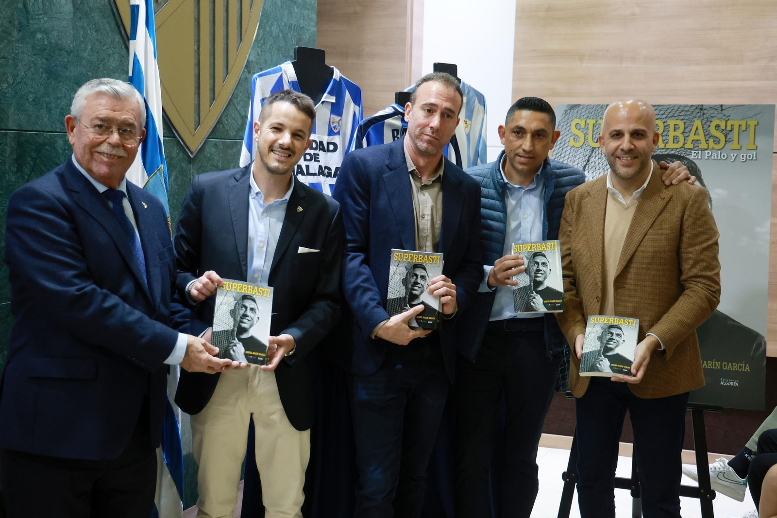Basti: La presentación de su libro en La Rosaleda, en fotos