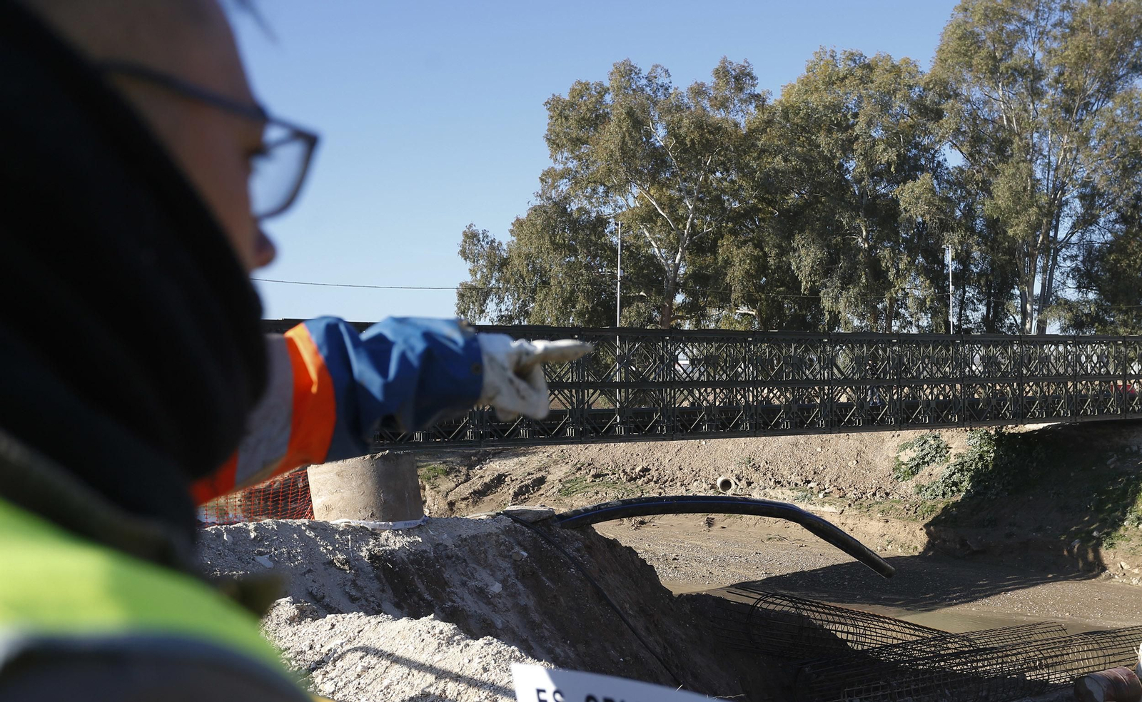 La visita de la ministra de Defensa a los puentes de Casariche y El Rubio, en imágenes