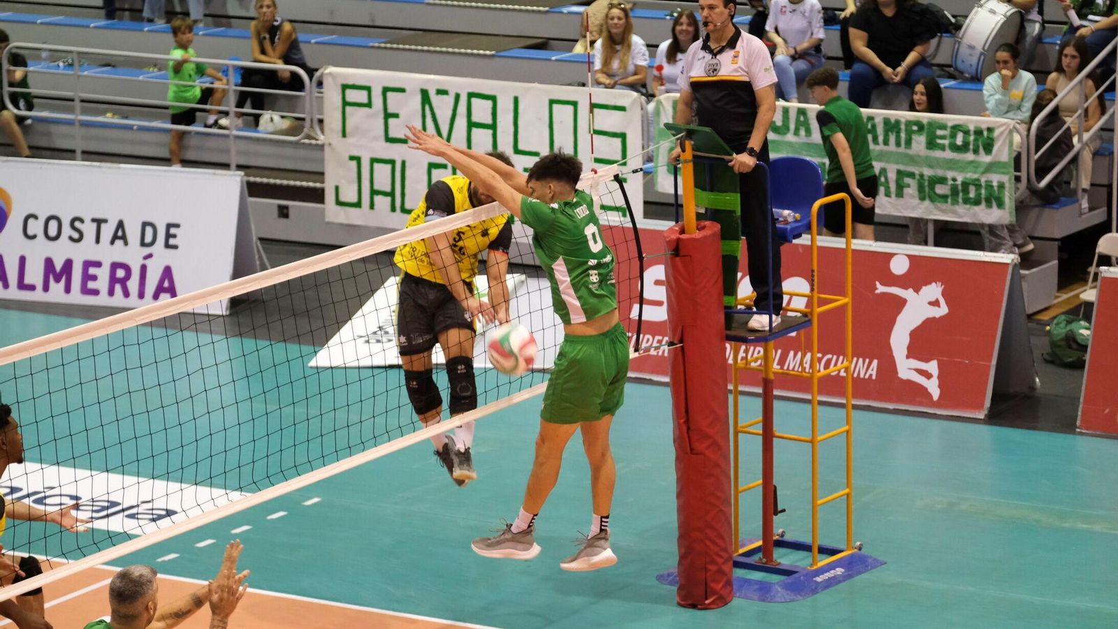 Alaka'i Todd busca un bloqueo contra el cuadro valenciano.