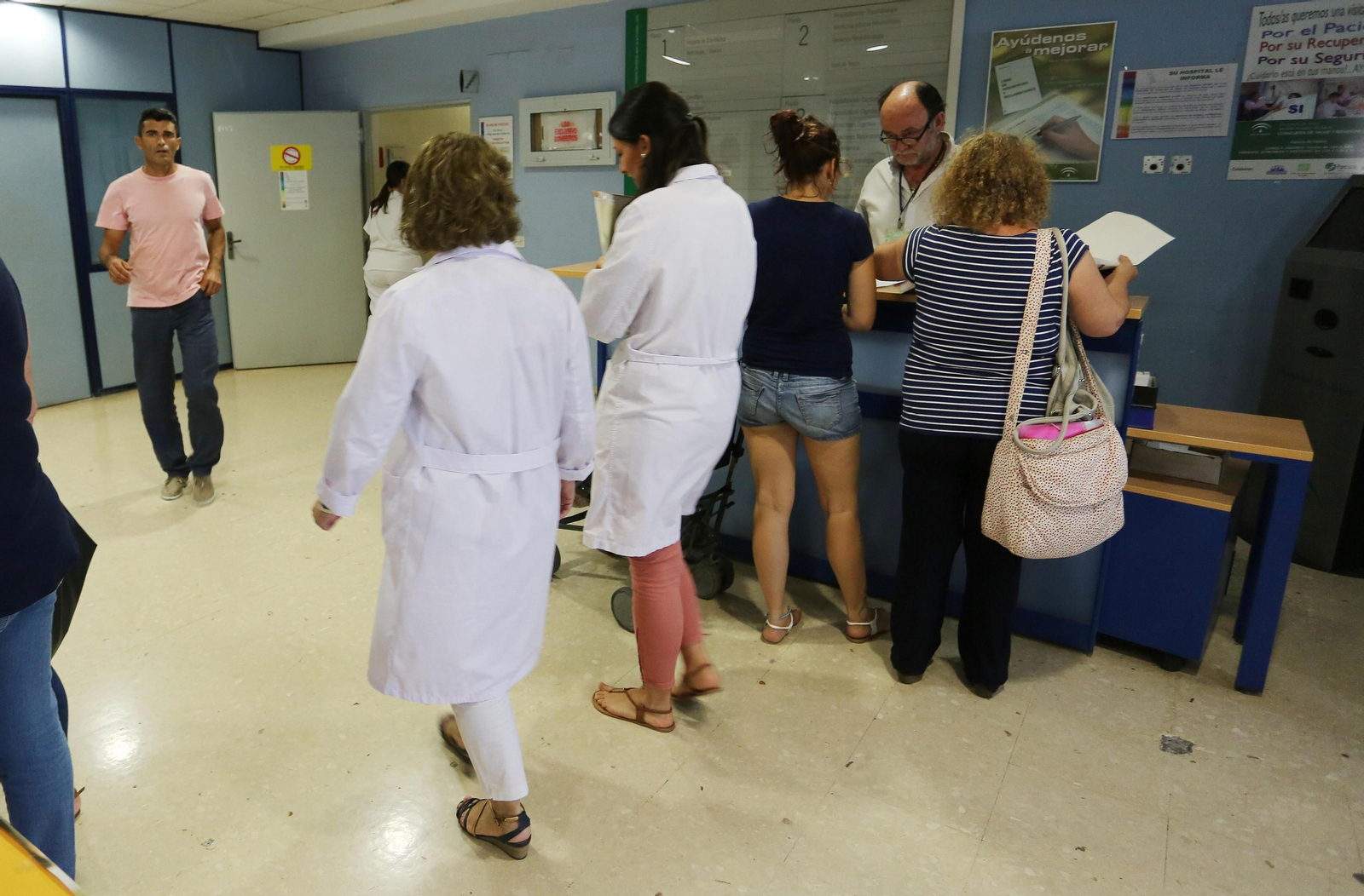 Usuarios en uno de los mostradores en el vestíbulo del hospital. Usuarios en uno de los mostradores en el vestíbulo del hospital.