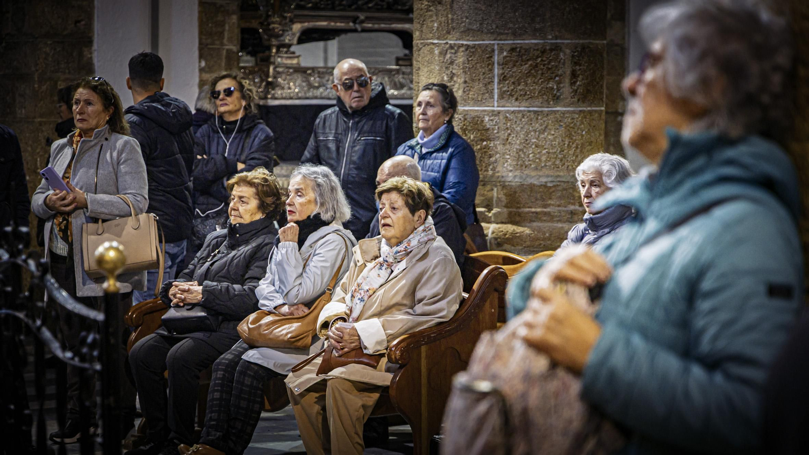 Las imágenes del besapié del primer viernes de marzo al Medinaceli en la Iglesia de Santa Cruz de Cádiz