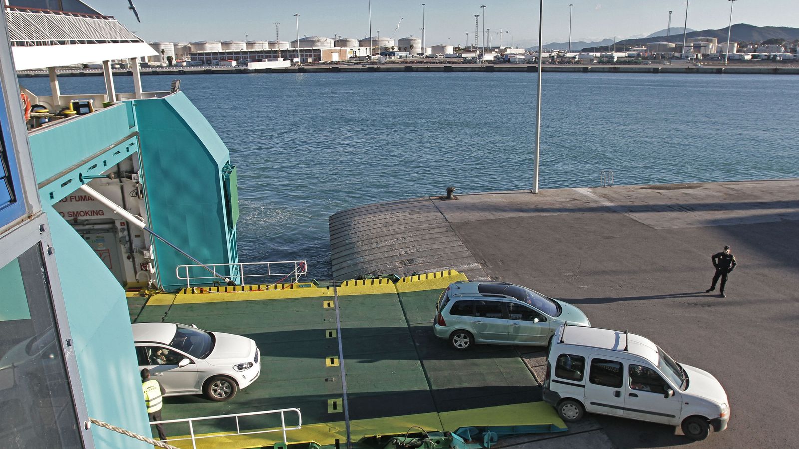 Varios coches desembarcan desde un ferry en el Puerto de Algeciras.