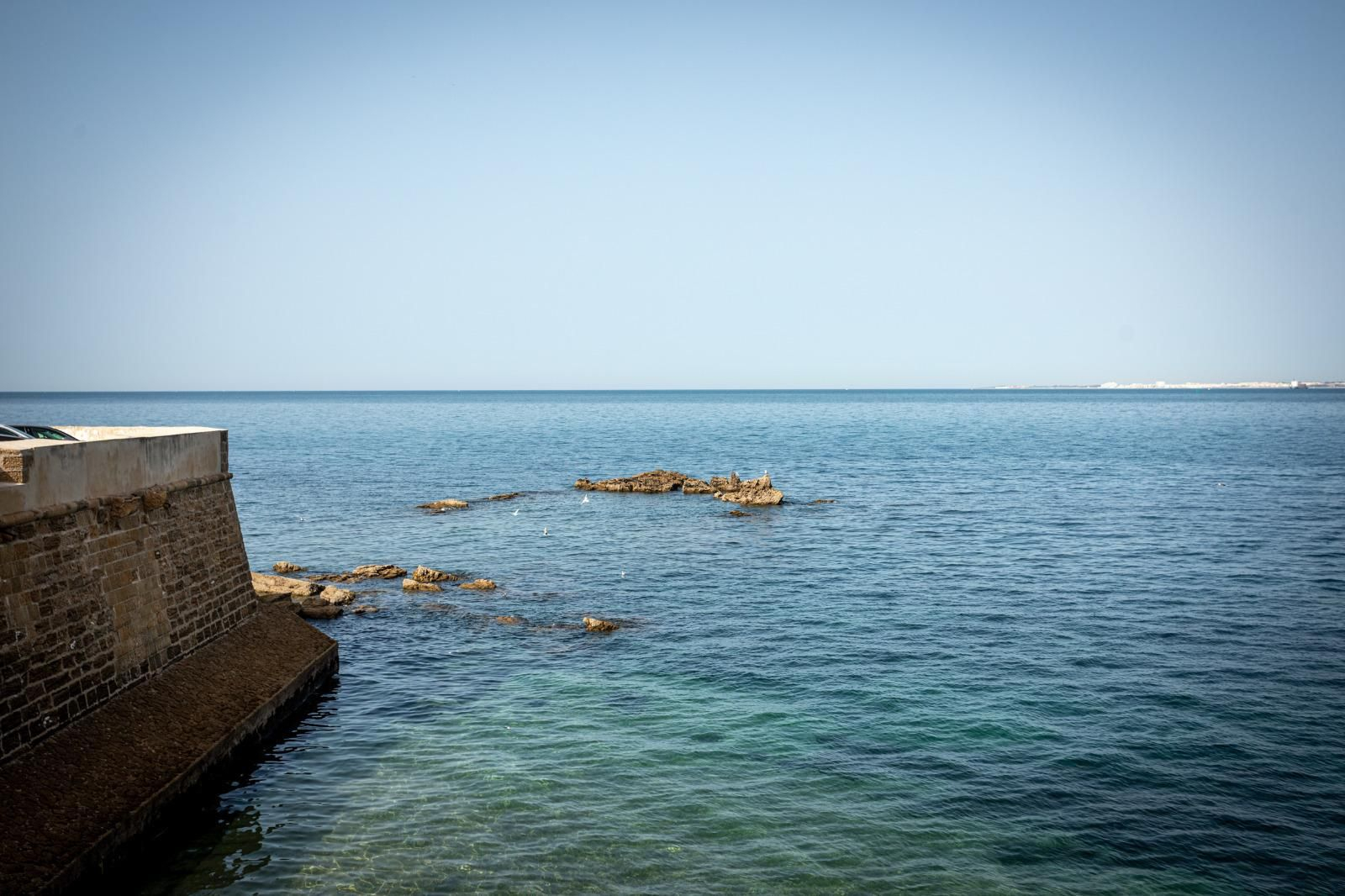 Una vista del horizonte marino, desde Santa Barbara, en Cádiz, con Rota al fondo, a la derecha.