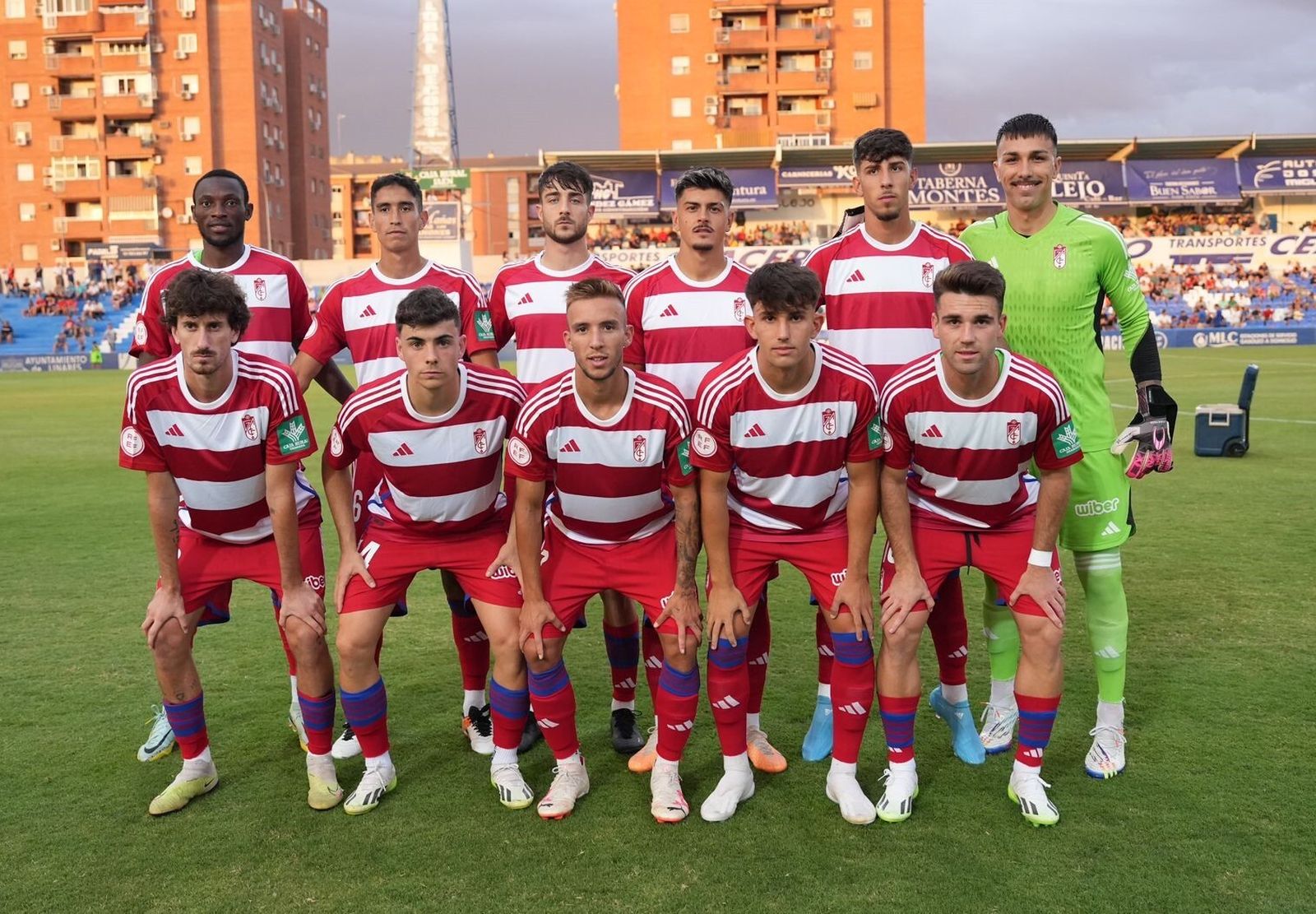 El último once inicial del Recreativo Granada, en Linares.