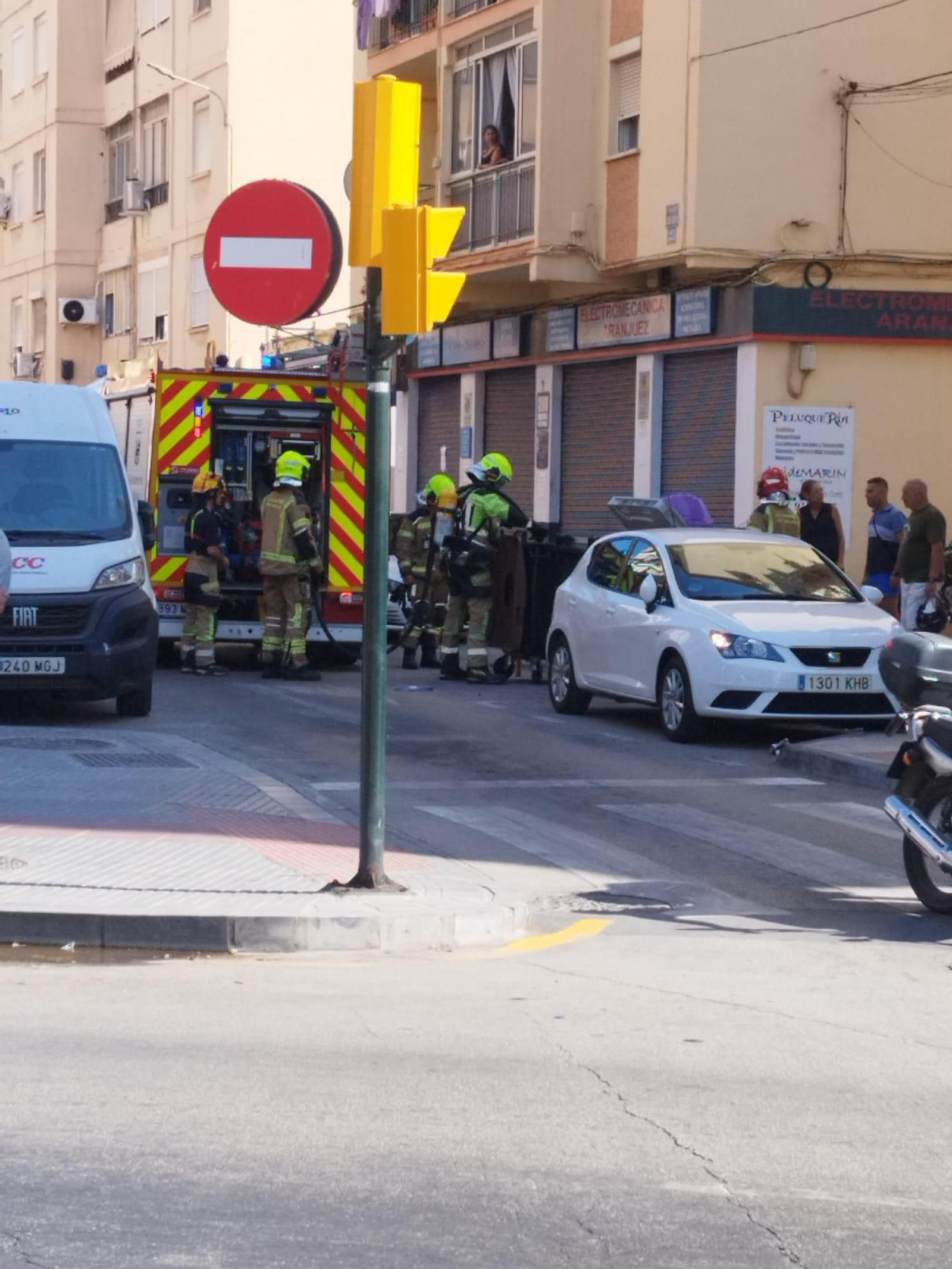 Bomberos de Málaga en una de las calles afectadas.
