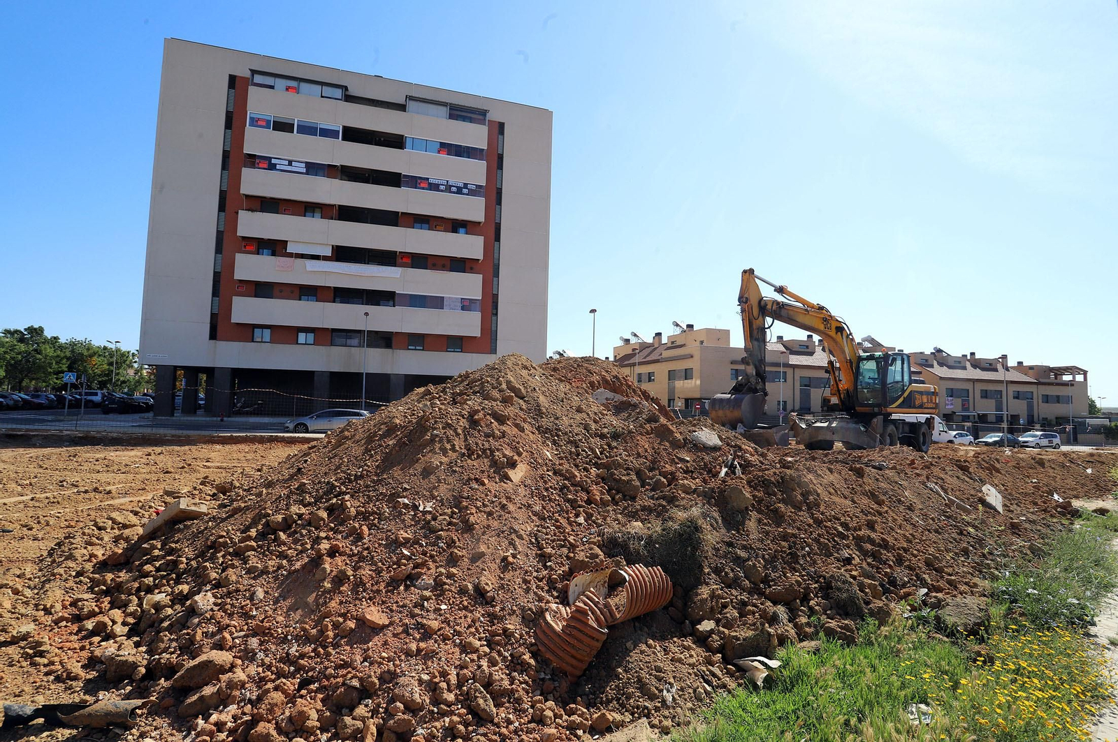 Imágenes de la protesta de los vecinos de Marismas del Polvorín por la construcción de un centro para Proyecto Hombre en vez de la sede de la AAVV Yáñez Pinzón