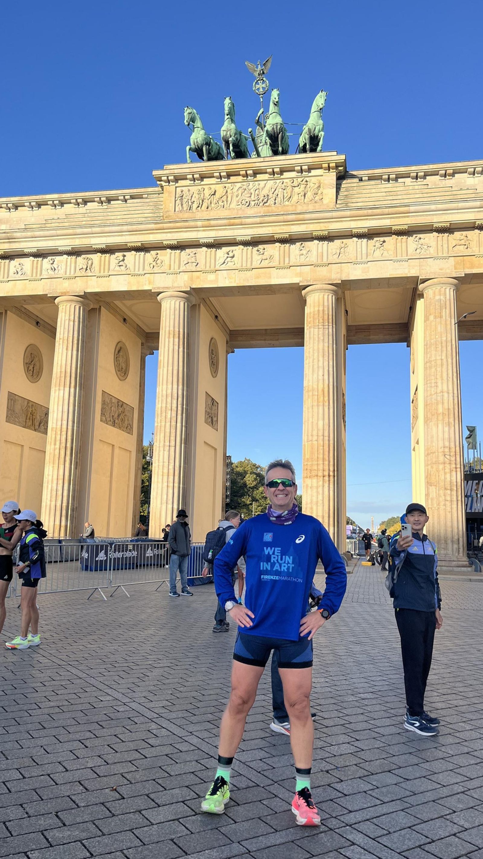 El doctor Ríos en la Puerta de Brandenburgo antes del inicio de la prueba