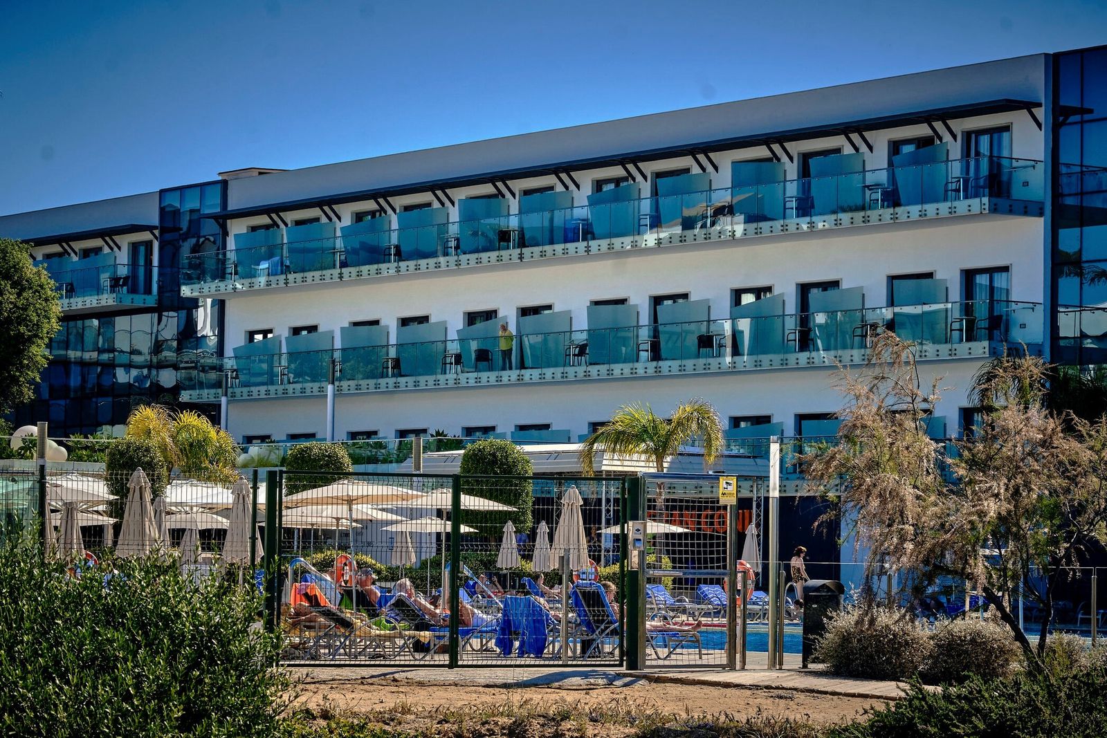 Un hotel ubicado cerca de la playa de La Fontanilla, en Conil