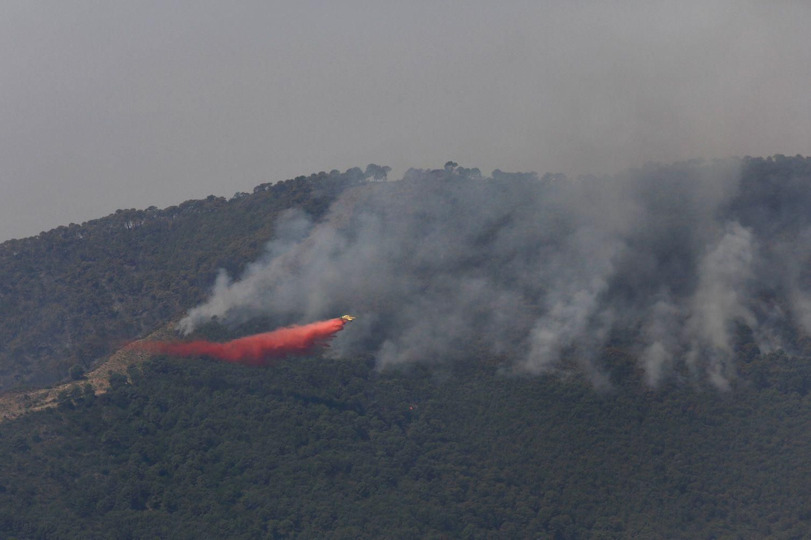 Un avión en la zona del incendio.