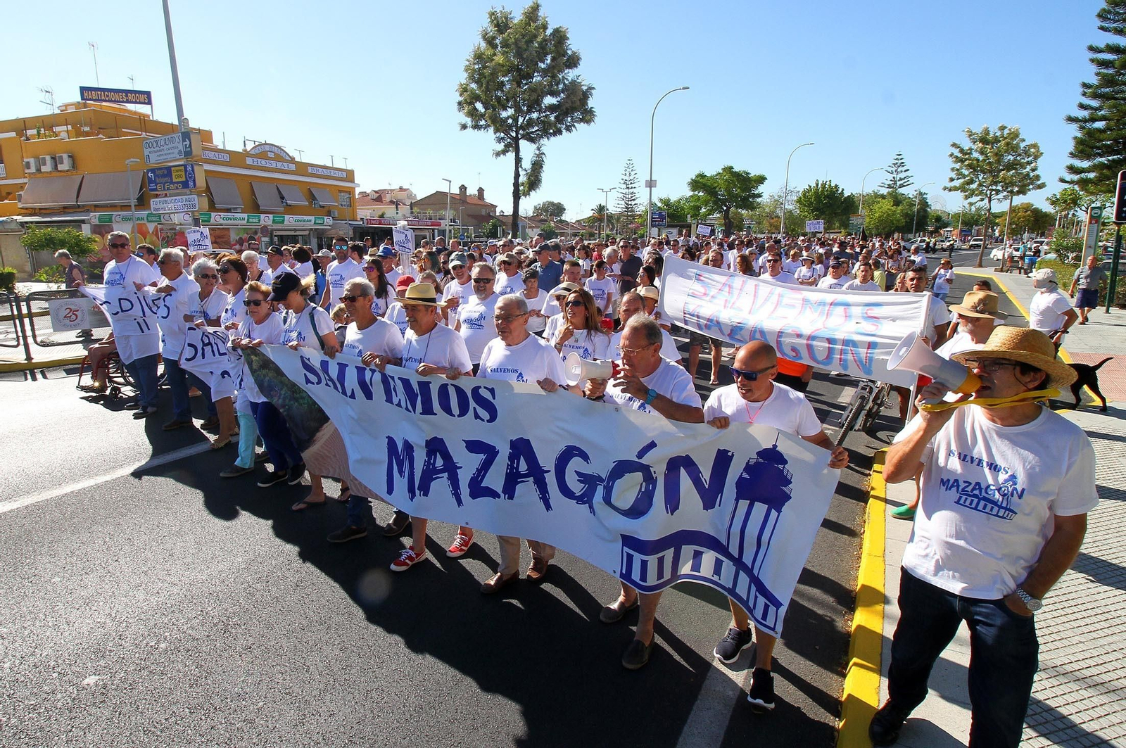 La manifestación "Salvemos Mazagón" en imágenes