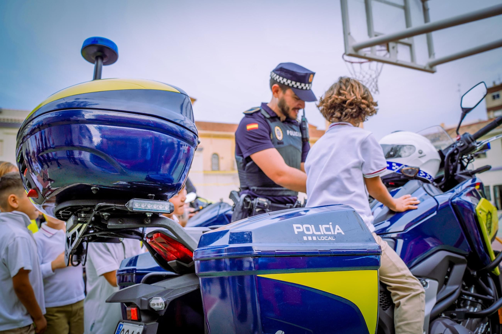 Un Policía Local de Motril con varios niños de un centro escolar