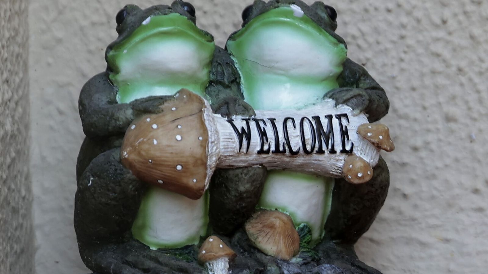 Una figura con el cartel de Bienvenido en inglés, en una venta cercana a la Base Militar de Morón de la Frontera.