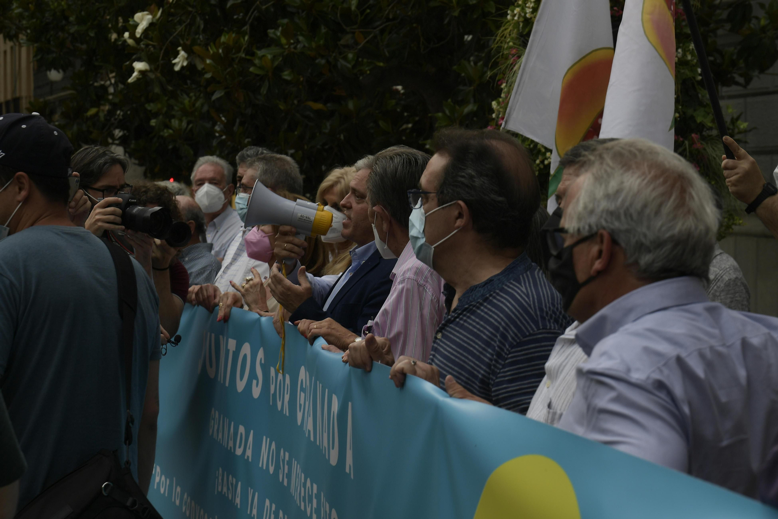 La concentración para pedir un nuevo gobierno municipal en Granada, en imágenes