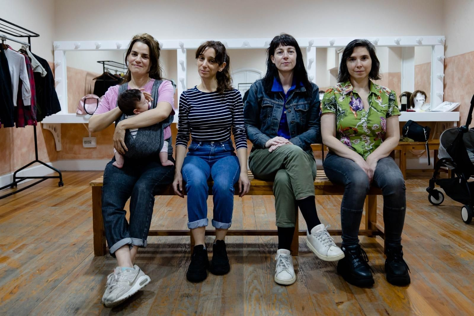 Pilar Gamboa (con su bebé), Valeria Correa, Elisa Carricajo y Laura Paredes, es decir, Piel de Lava, en los camerinos del Gran Teatro Falla.