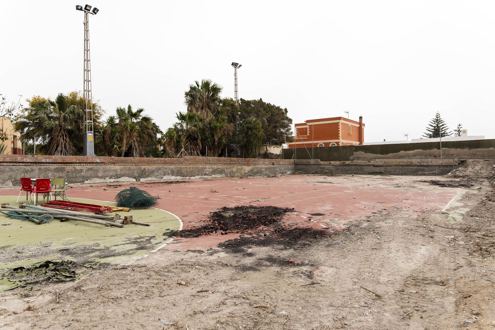 Las pistas deportivas y piscina de Costacabana, en imágenes