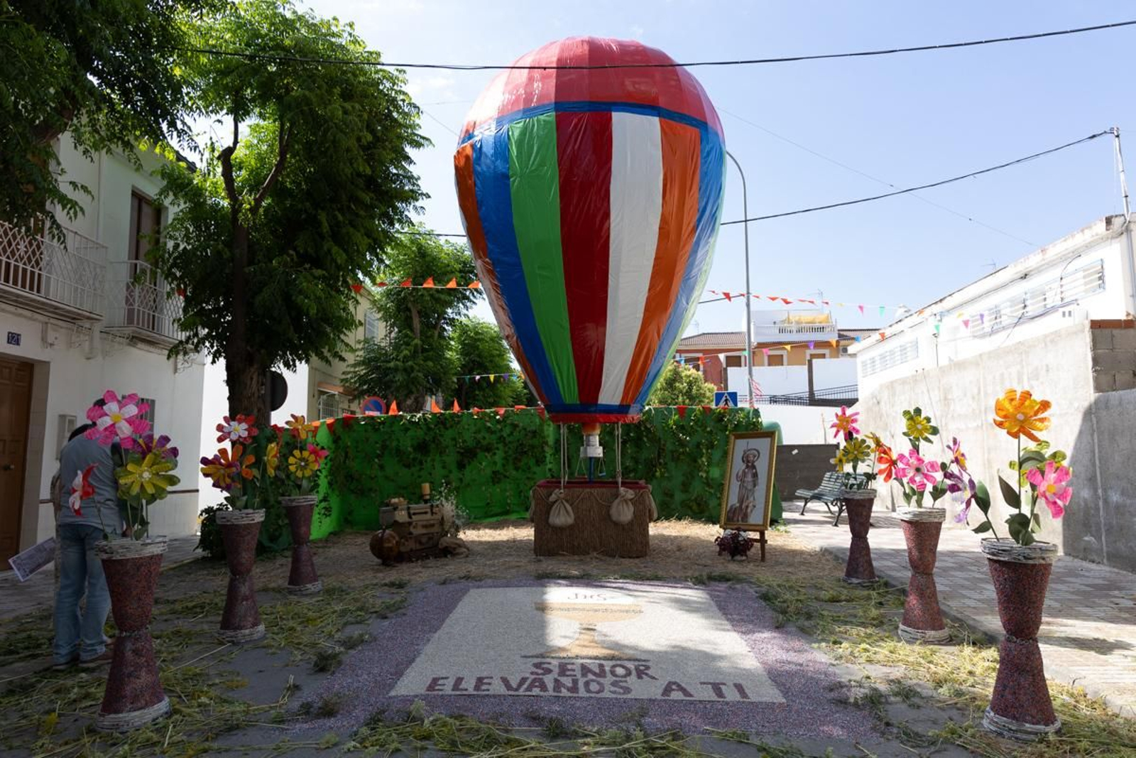 Los vecinos de Villardompardo exponen las obras de su Corpus un año más, en imágenes