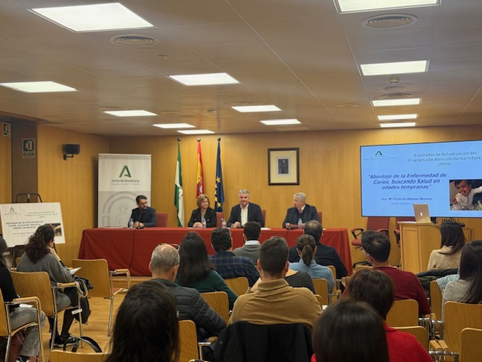 El delegado territorial de Salud, Juan de la Cruz, preside el acto en el que se han dado cita dentistas del Servicio Andaluz de Salud, pediatras y enfermeros pediátricos