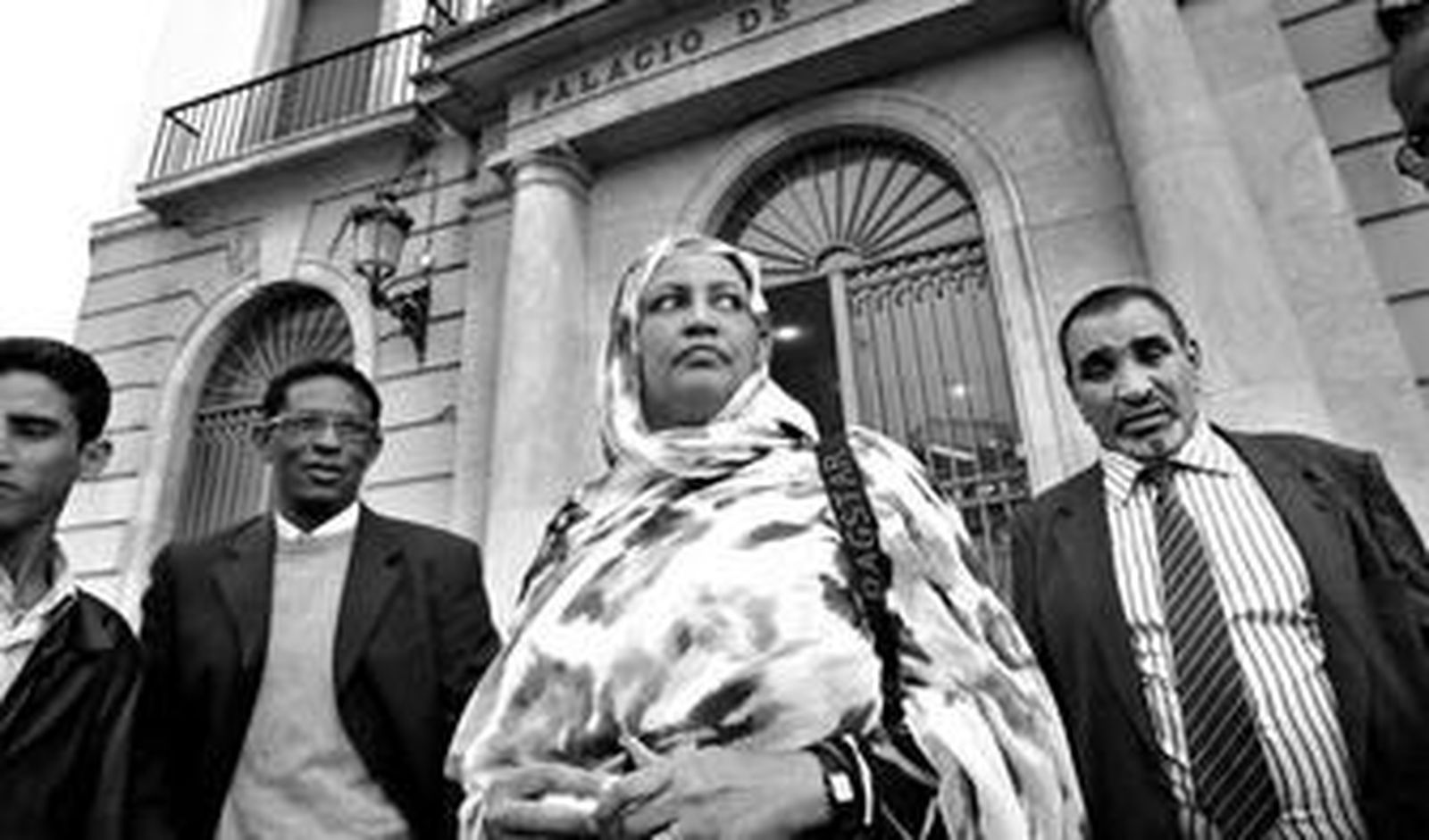 El padre (d) y la madre de la menor, anteayer en Cádiz, frente a la Audiencia, tras la vista sobre la petición de la Fiscalía.